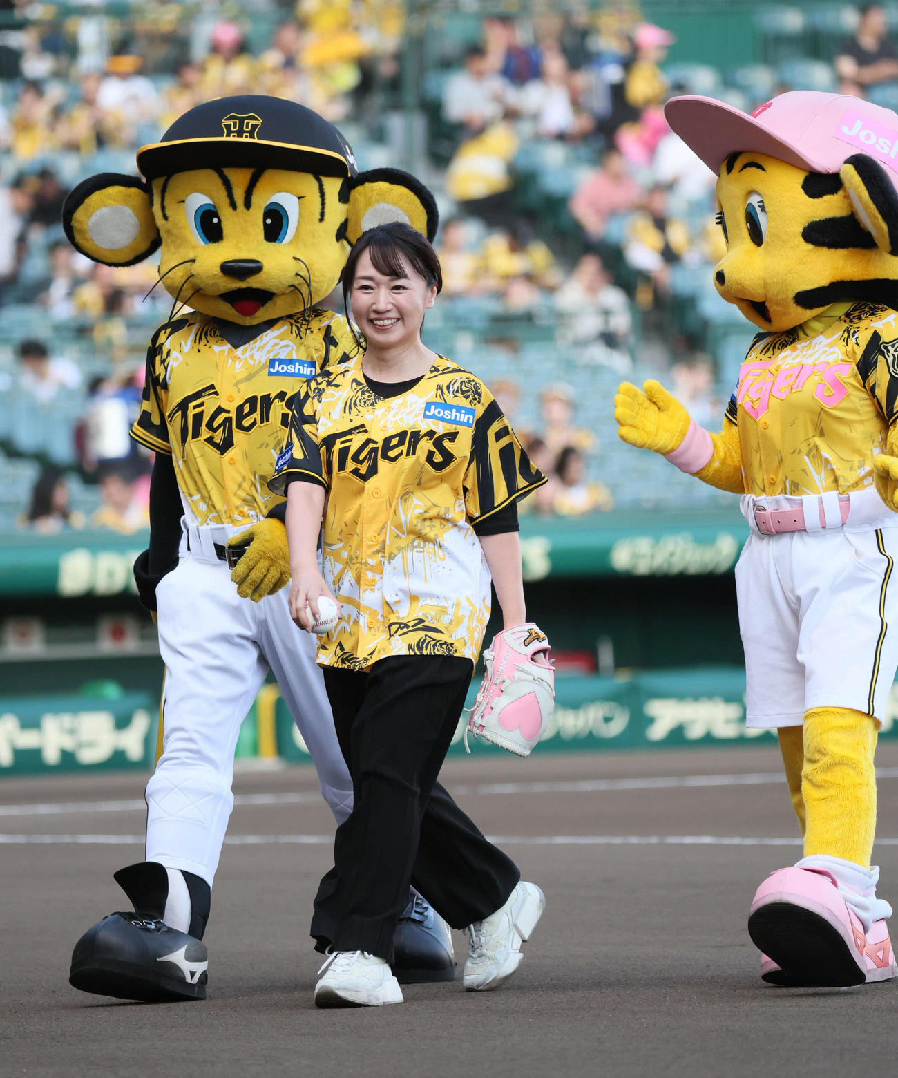 阪神対ヤクルト　ファーストピッチセレモニーを行った水樹奈々（撮影・宮崎幸一)