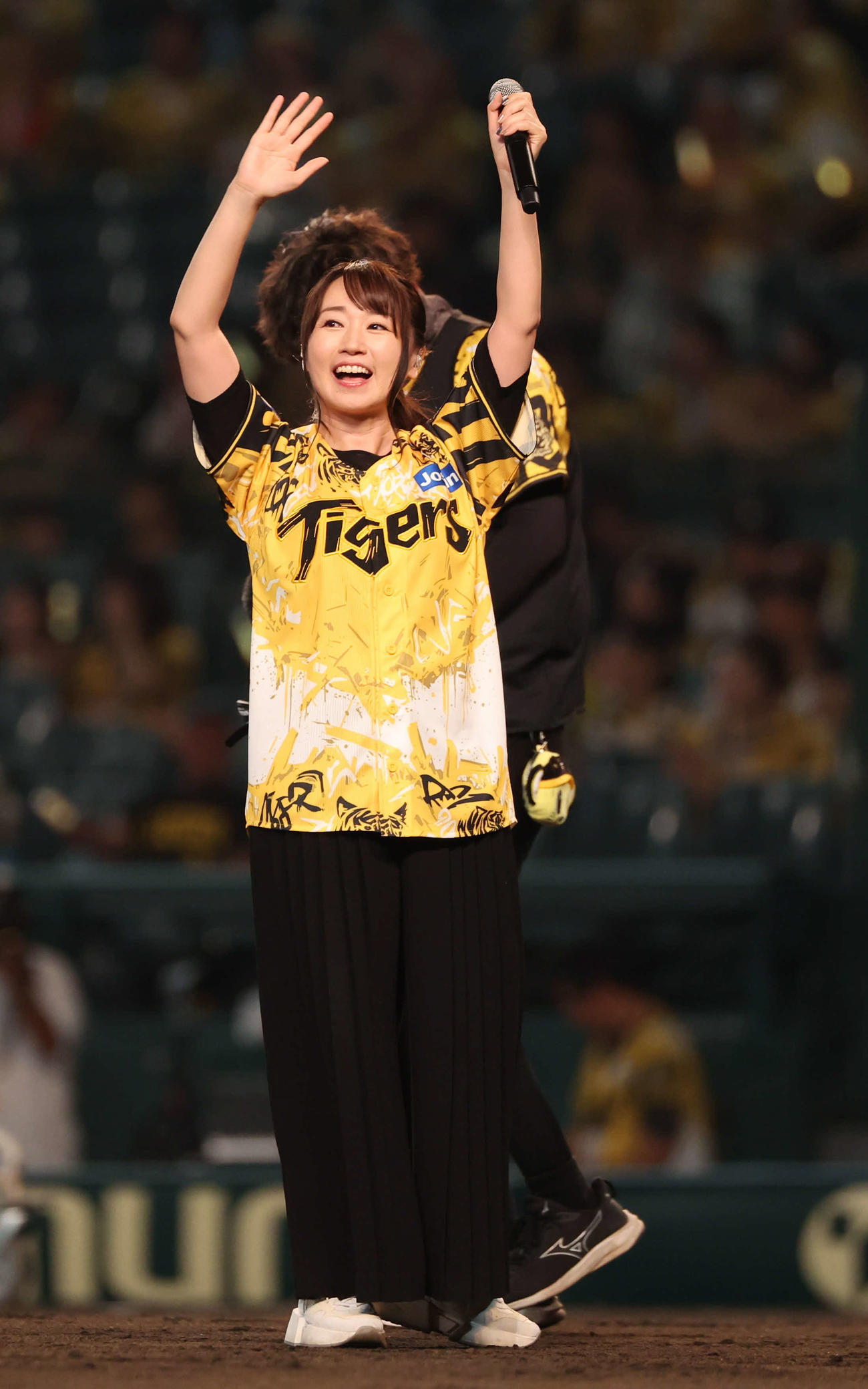阪神対ヤクルト　試合後に六甲おろしを歌い、手を振る水樹奈々（撮影・西尾就之）