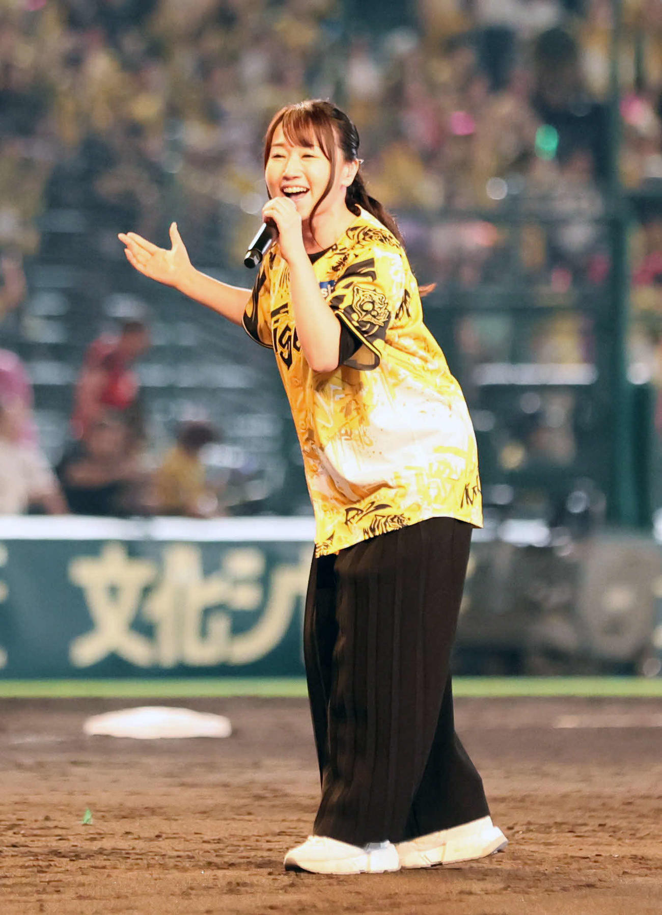 阪神対ヤクルト　グラウンドで六甲おろしを熱唱する水樹奈々（撮影・宮崎幸一)