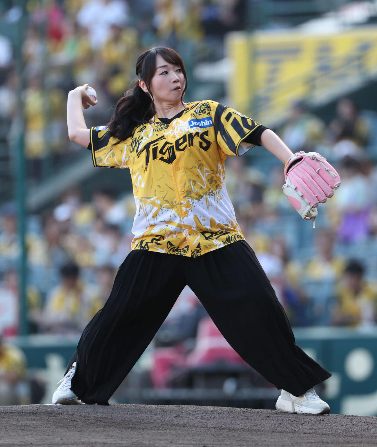 阪神対ヤクルト　ファーストピッチに登場した水樹奈々（撮影・西尾就之）