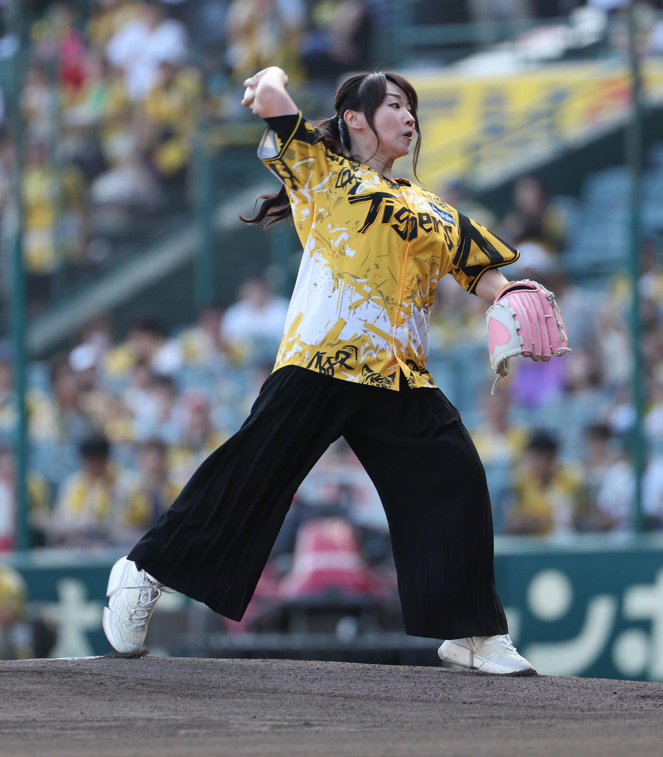 阪神対ヤクルト　ファーストピッチに登場した水樹奈々（撮影・西尾就之）