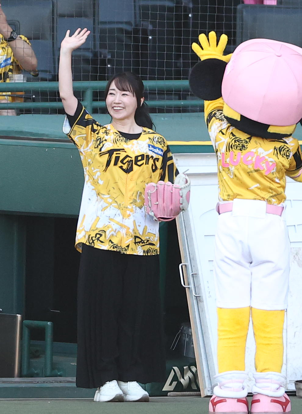 阪神対ヤクルト　ファーストピッチセレモニーを務める声優の水樹奈々（撮影・上田博志）