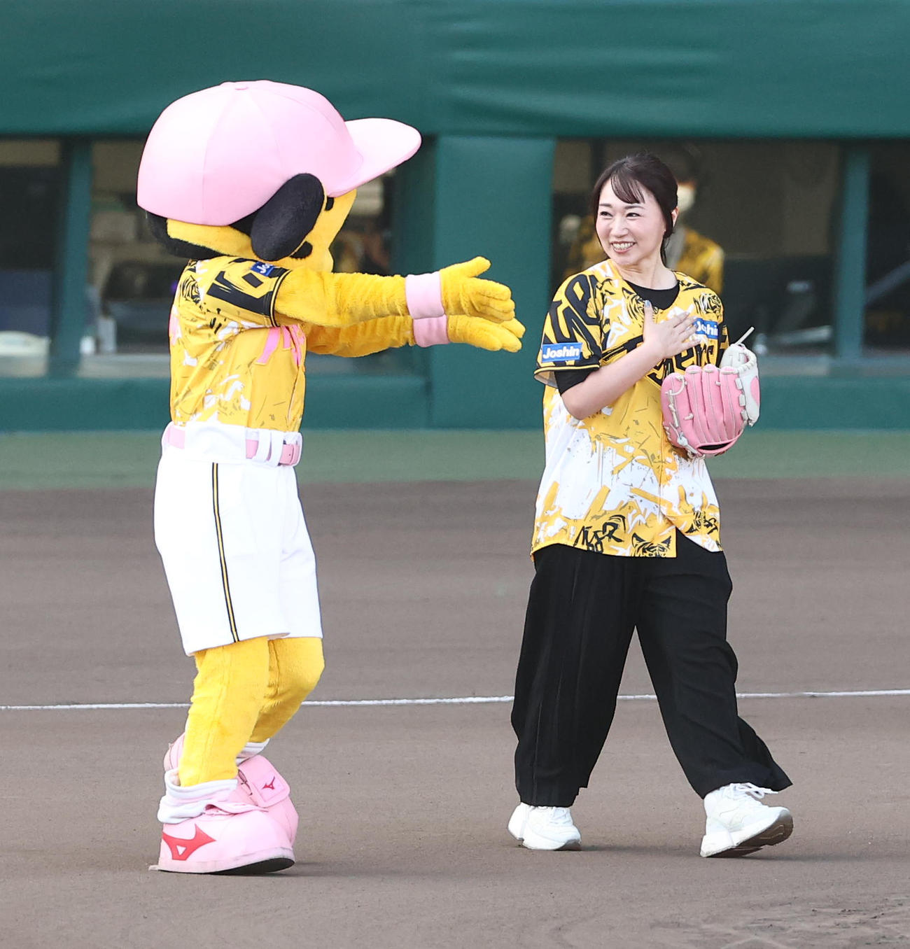 阪神対ヤクルト　ファーストピッチセレモニーを務める声優の水樹奈々（撮影・上田博志）