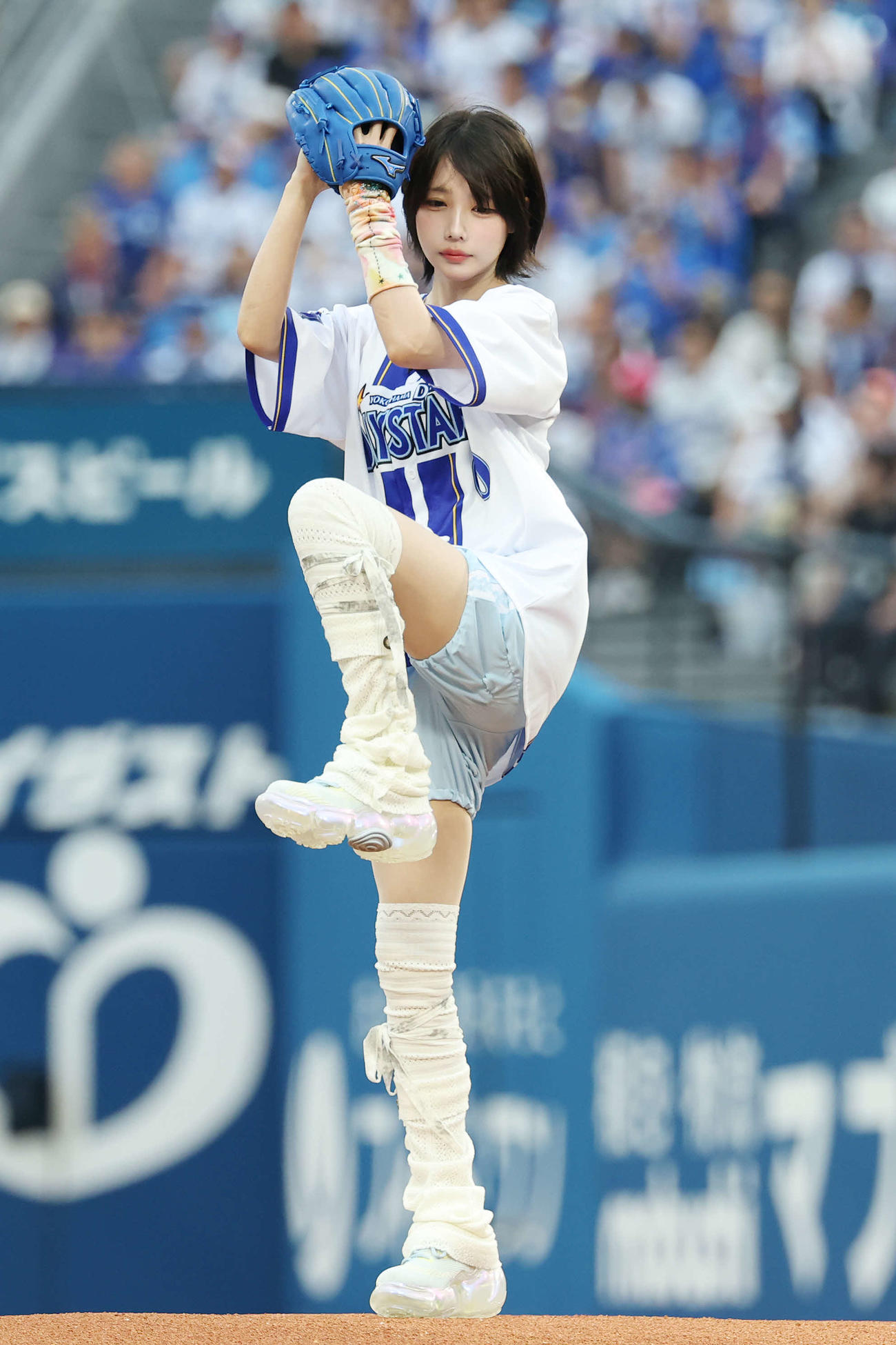 DeNA対巨人　始球式を務めるあの（撮影・宮地輝）