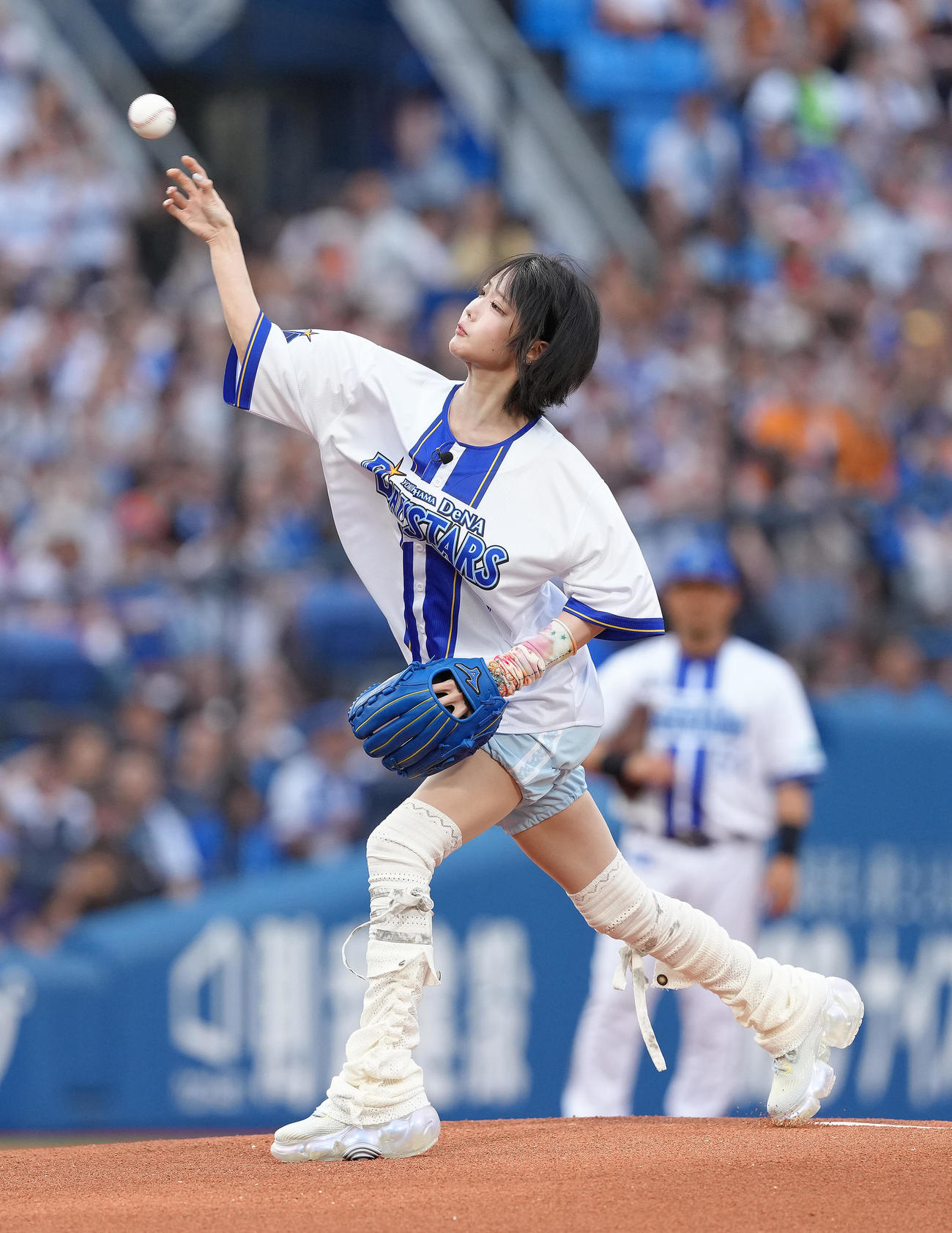 DeNA対巨人　始球式を務めたあの（撮影・足立雅史）