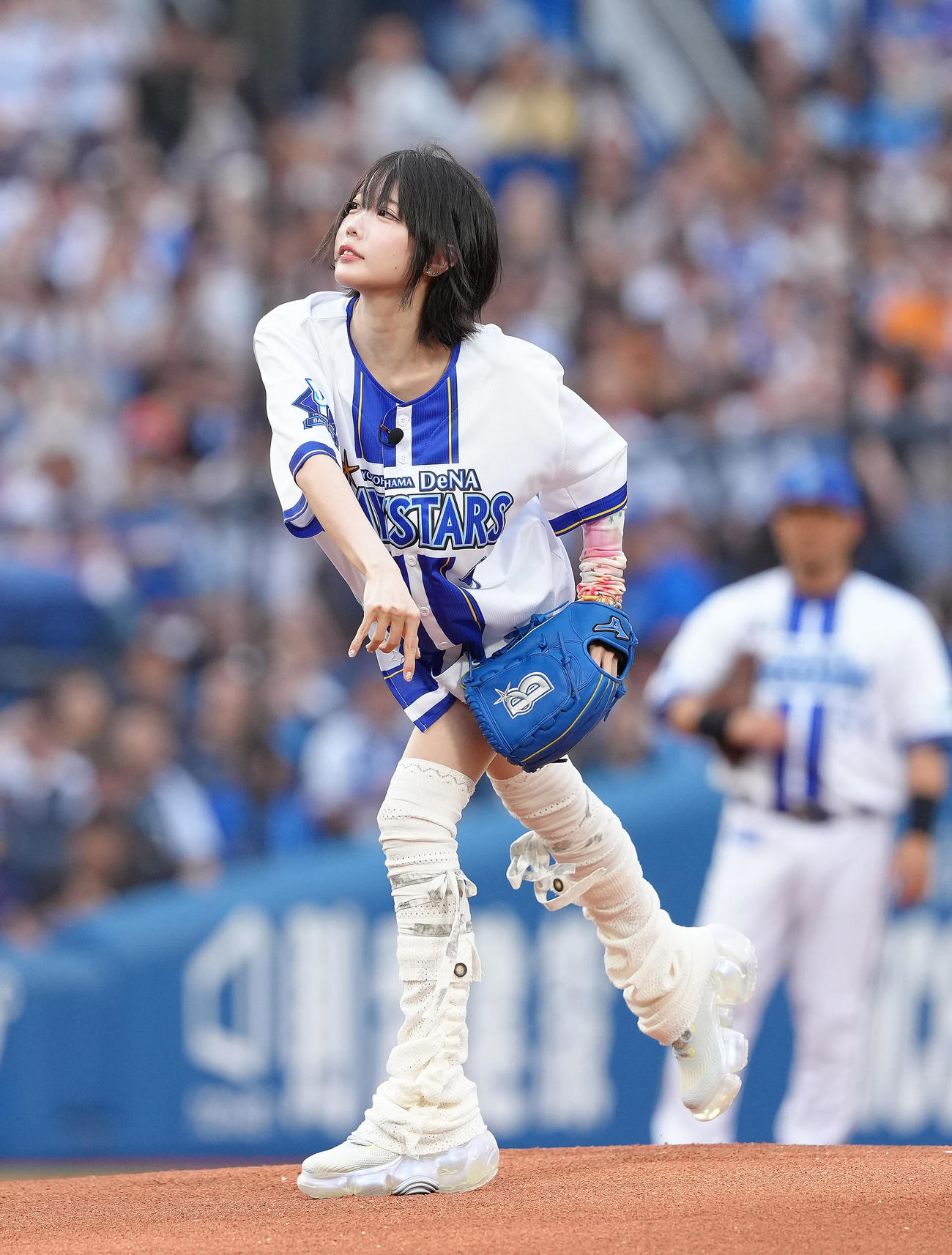 DeNA対巨人　始球式を務めたあの（撮影・足立雅史）