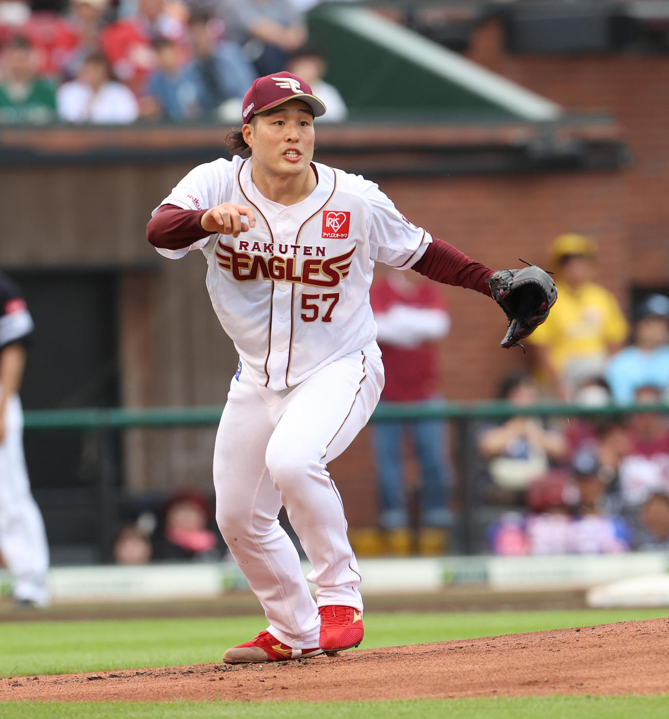 楽天対ソフトバンク　2回表ソフトバンク1死、山本恵大の一ゴロに反応する滝中（撮影・水谷安孝）