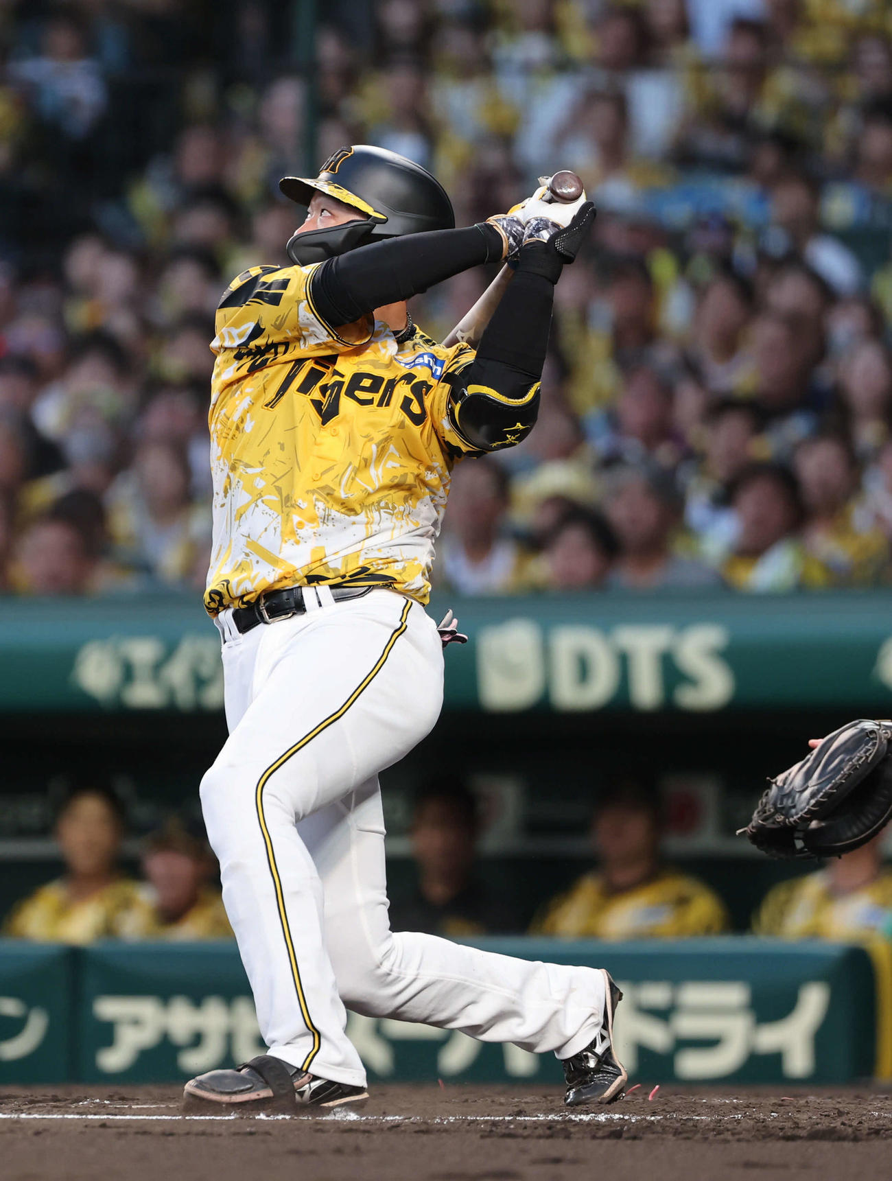 阪神対ヤクルト　4回裏阪神無死満塁、大山は右前に2点適時打を放つ（撮影・西尾就之）
