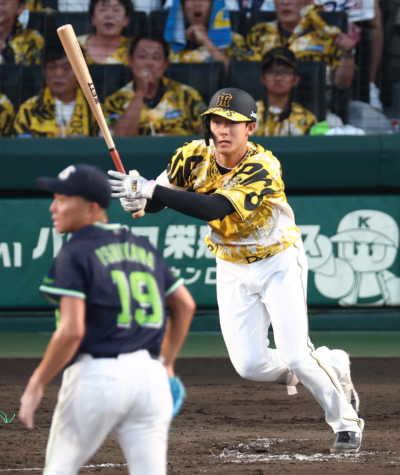 阪神対ヤクルト　4回裏阪神無死一三塁、小幡は右前に勝ち越し適時打を放つ（撮影・上田博志）