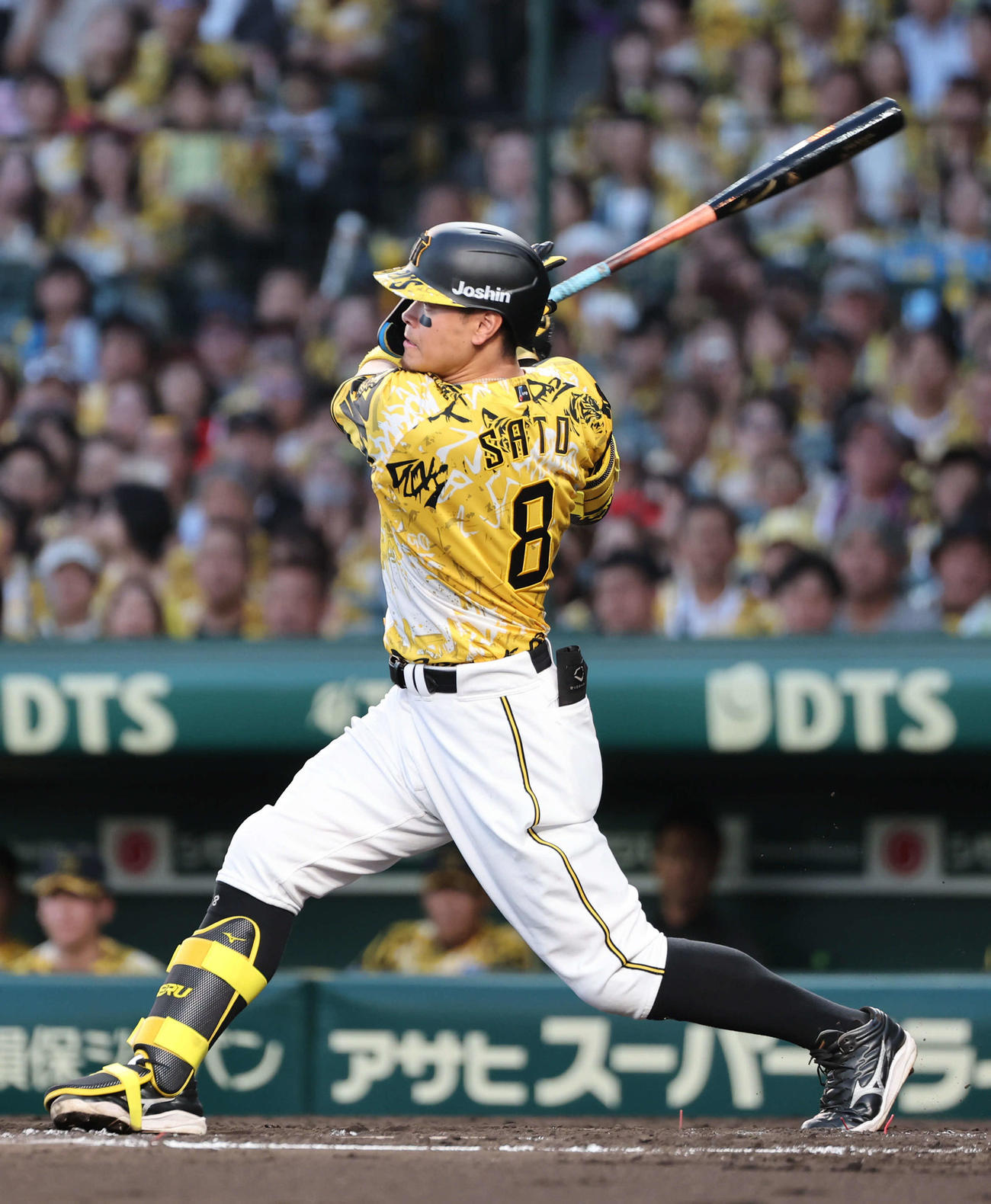 阪神対ヤクルト　4回裏阪神無死一、二塁、佐藤輝は右前打を放つ（撮影・西尾就之）