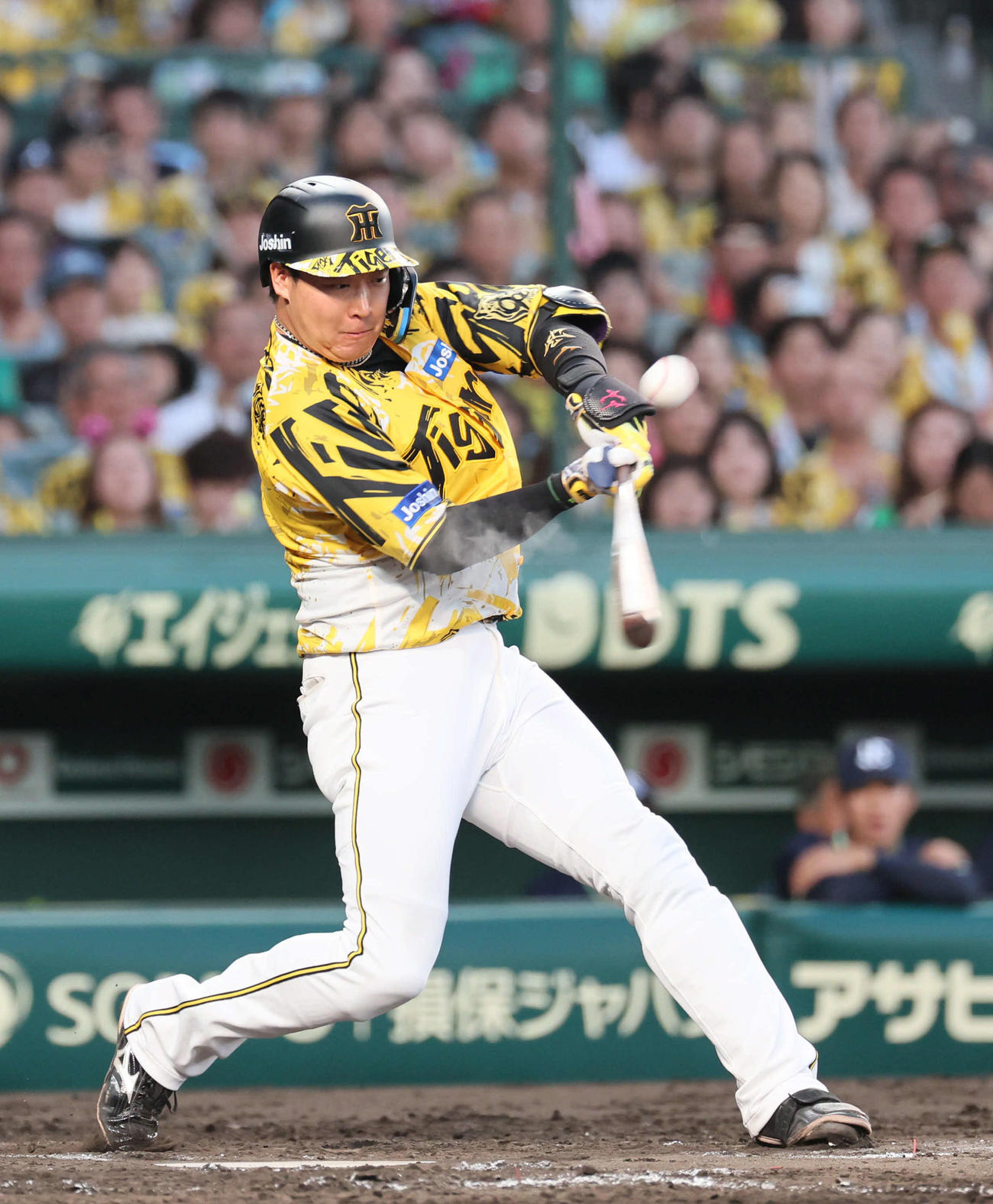 阪神対ヤクルト　4回裏阪神無死満塁、大山は右前同点2点適時打を放つ（撮影・宮崎幸一)