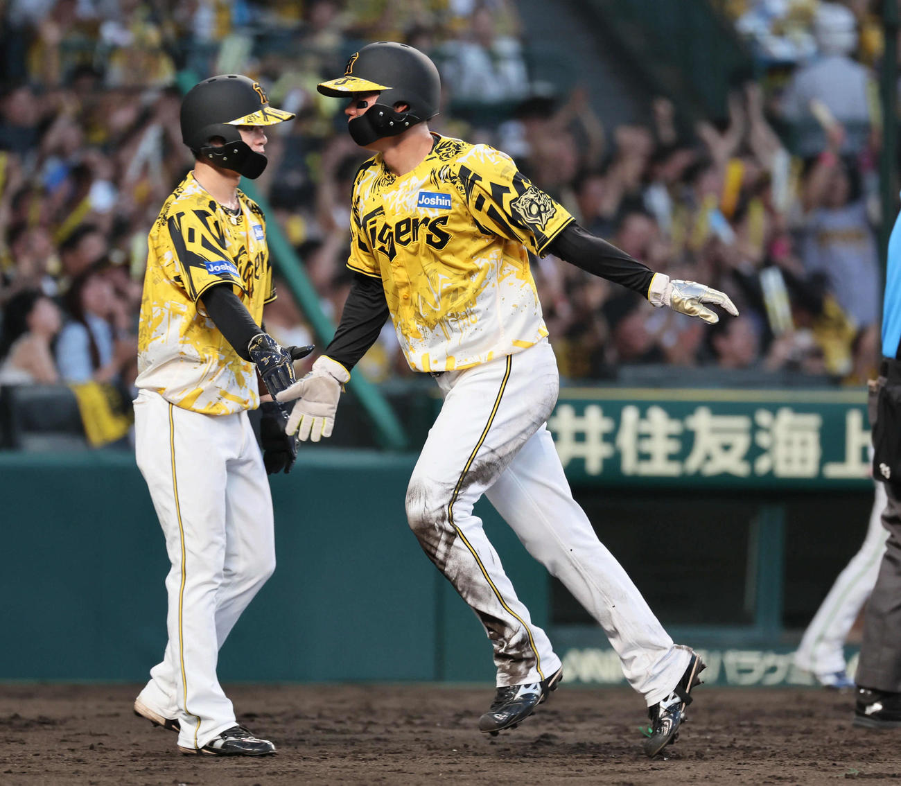 阪神対ヤクルト　4回裏阪神無死満塁、森下は大山の右前同点2点適時打で生還し、中野とタッチする（撮影・宮崎幸一)