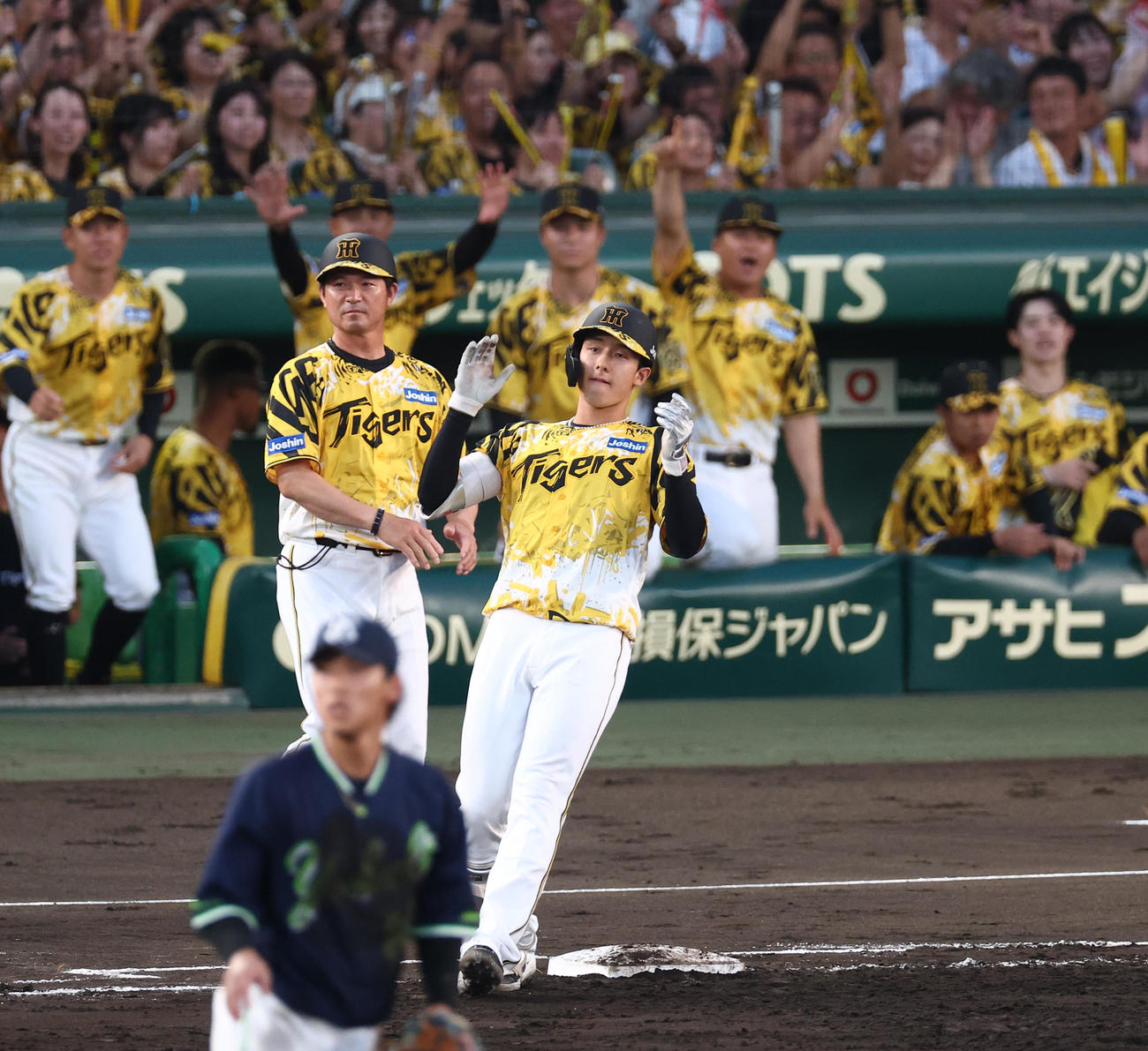 阪神対ヤクルト　4回裏阪神無死一三塁、小幡は右前に勝ち越し適時打を放つ（撮影・上田博志）