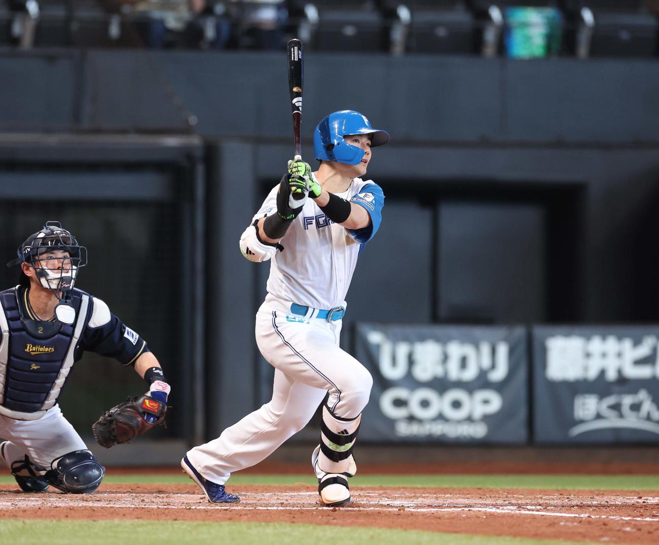 日本ハム対オリックス　2回裏日本ハム2死二、三塁、右越え2点適時二塁打を放つ清宮幸（撮影・黒川智章）