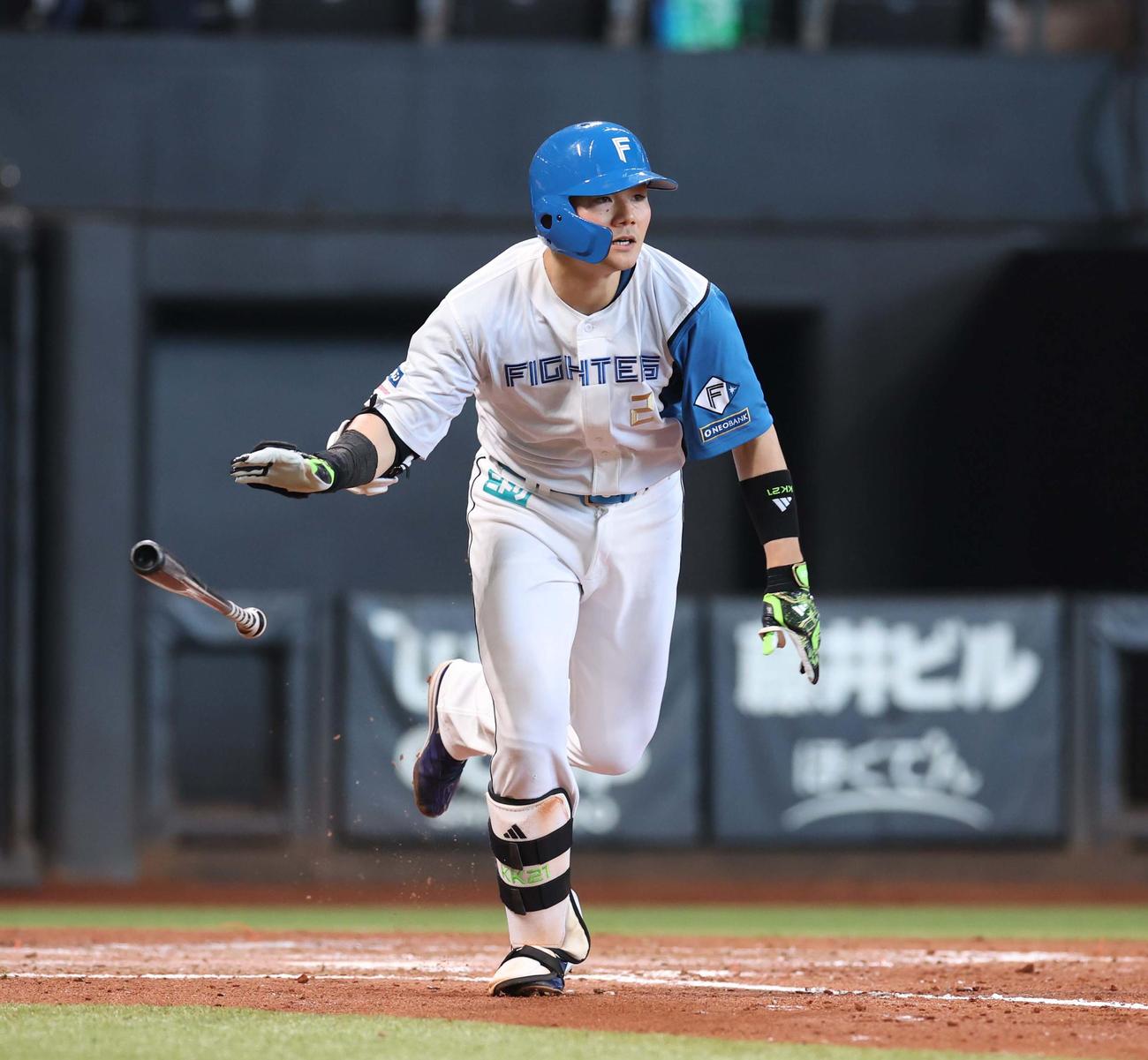 日本ハム対オリックス　2回裏日本ハム2死二、三塁、右越え2点適時二塁打を放つ清宮幸（撮影・黒川智章）
