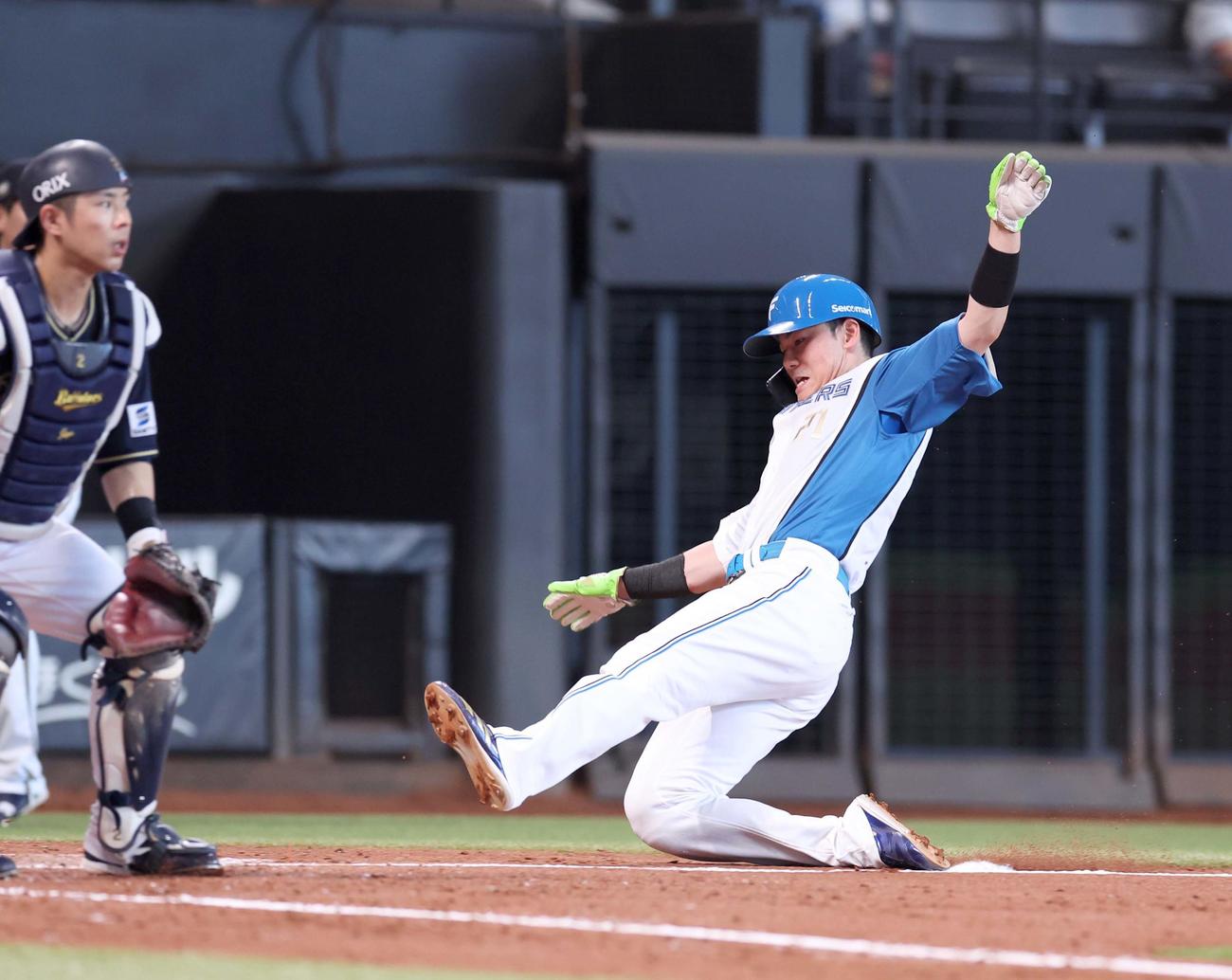 日本ハム対オリックス　2回裏日本ハム2死一、二塁、石井の右前適時打で生還する二塁走者清宮幸（撮影・黒川智章）