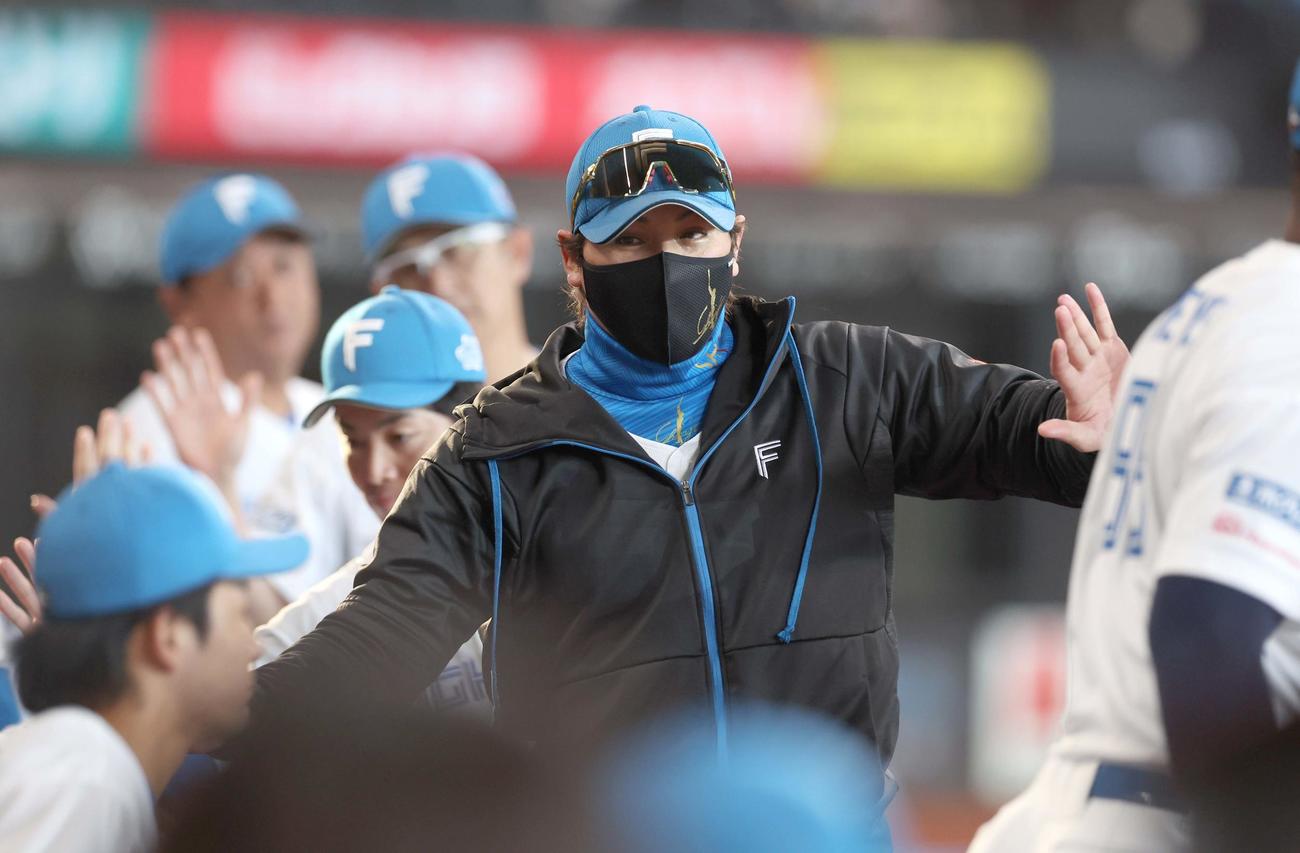 日本ハム対オリックス　試合後、スタッフらとハイタッチする新庄監督（撮影・黒川智章）