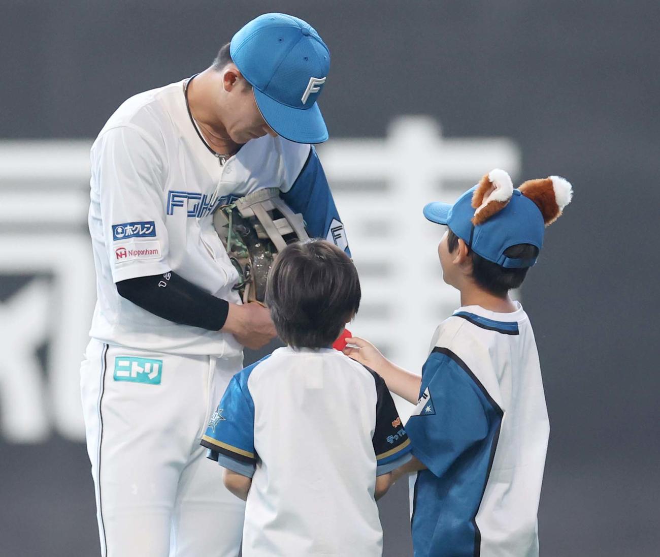 日本ハム対オリックス　試合前にイベント参加の子どもから手作りの「お守り」をもらう矢沢（撮影・黒川智章）