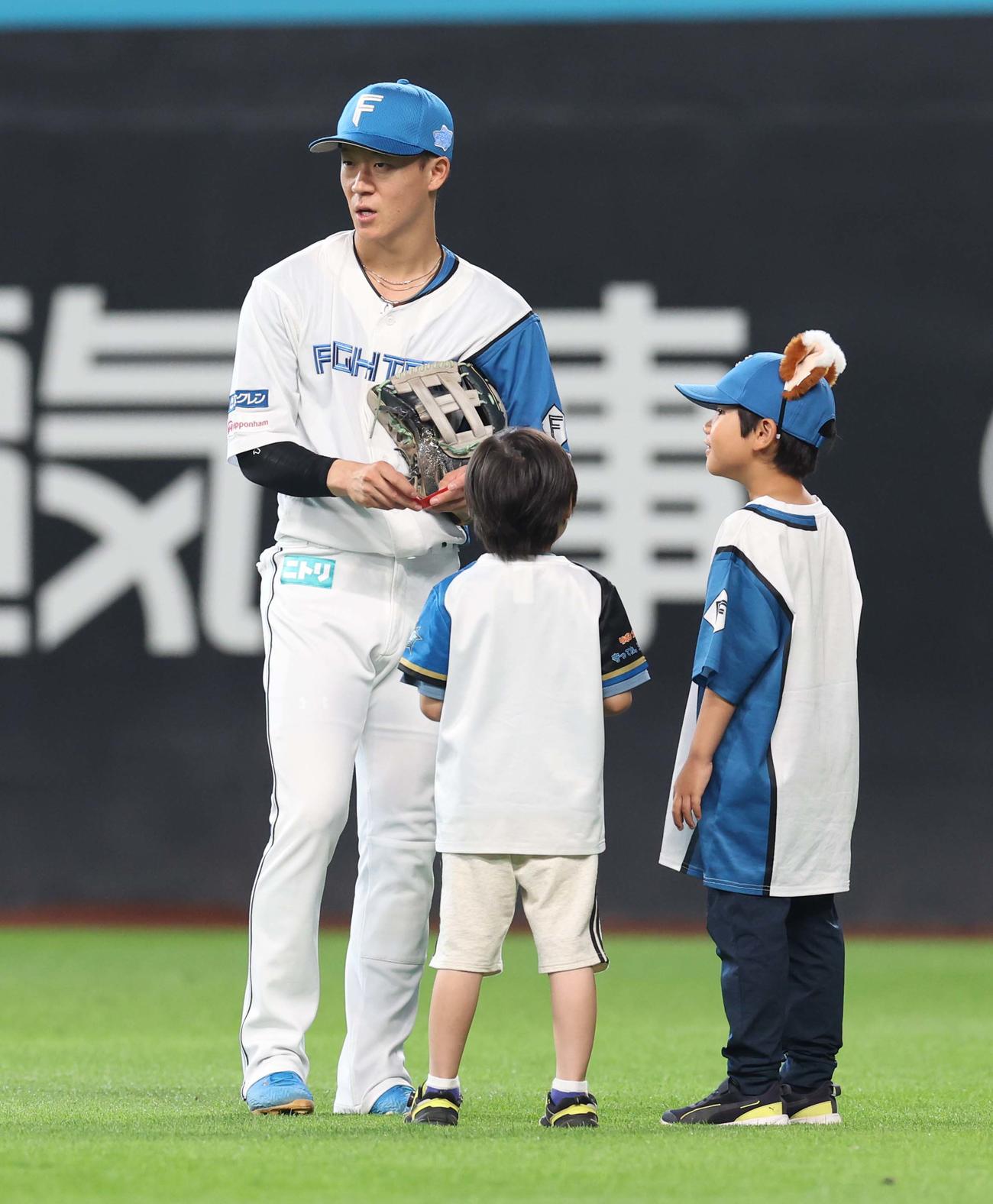 日本ハム対オリックス　試合前にイベント参加の子どもから手作りの「お守り」をもらう矢沢（撮影・黒川智章）