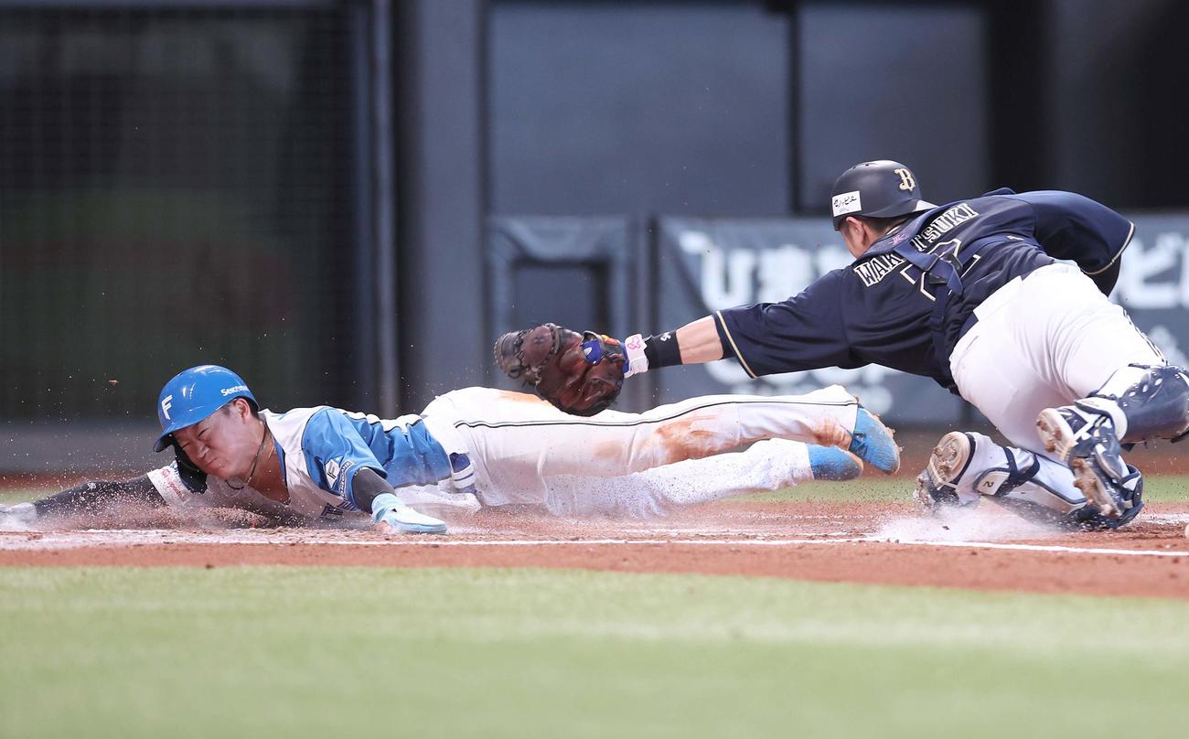 日本ハム対オリックス　1回裏日本ハム1死一、三塁、石井の二前の打球で生還する三塁走者矢沢（撮影・黒川智章）