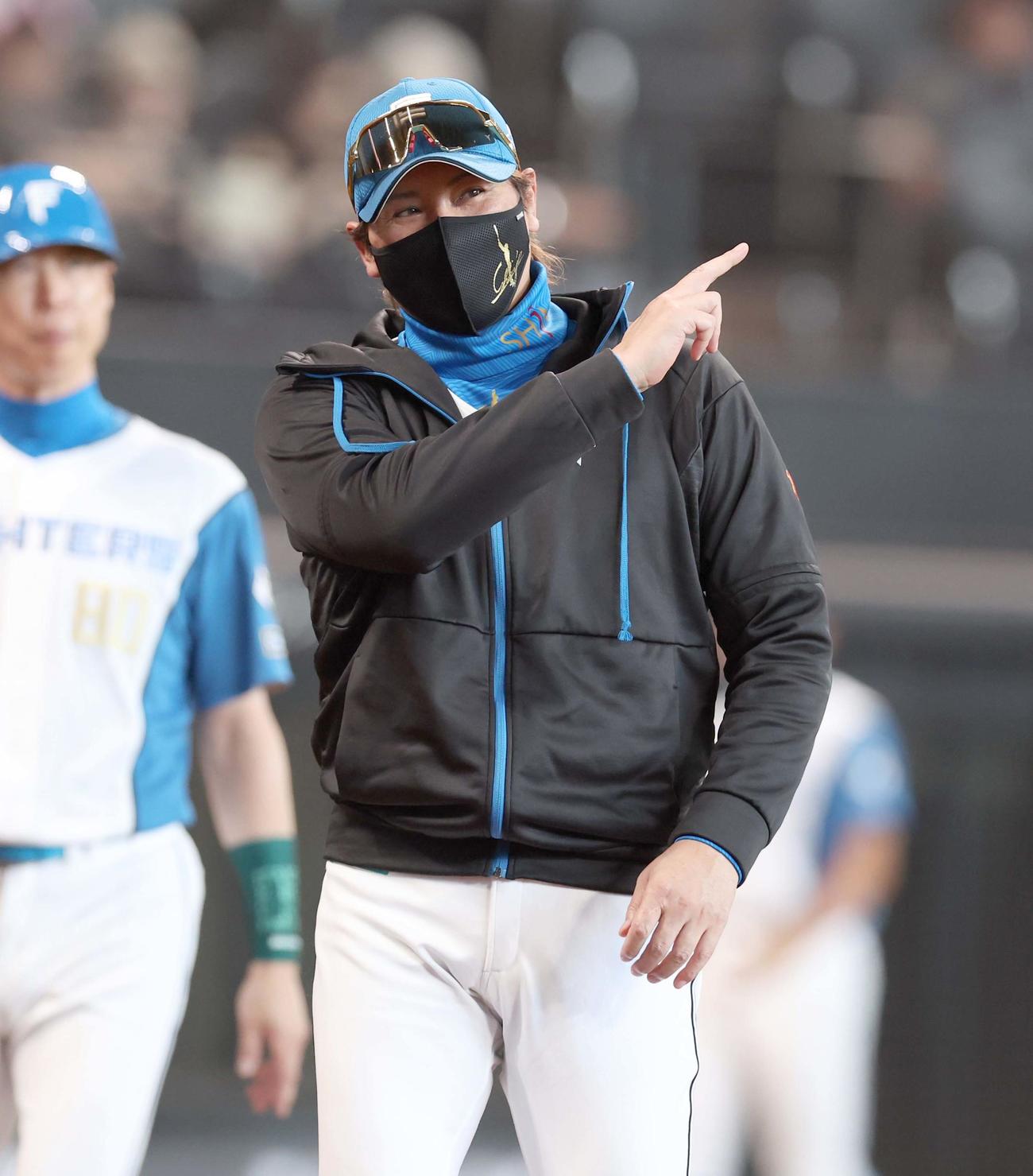 日本ハム対オリックス　笑顔で選手交代を告げる新庄監督（撮影・黒川智章）