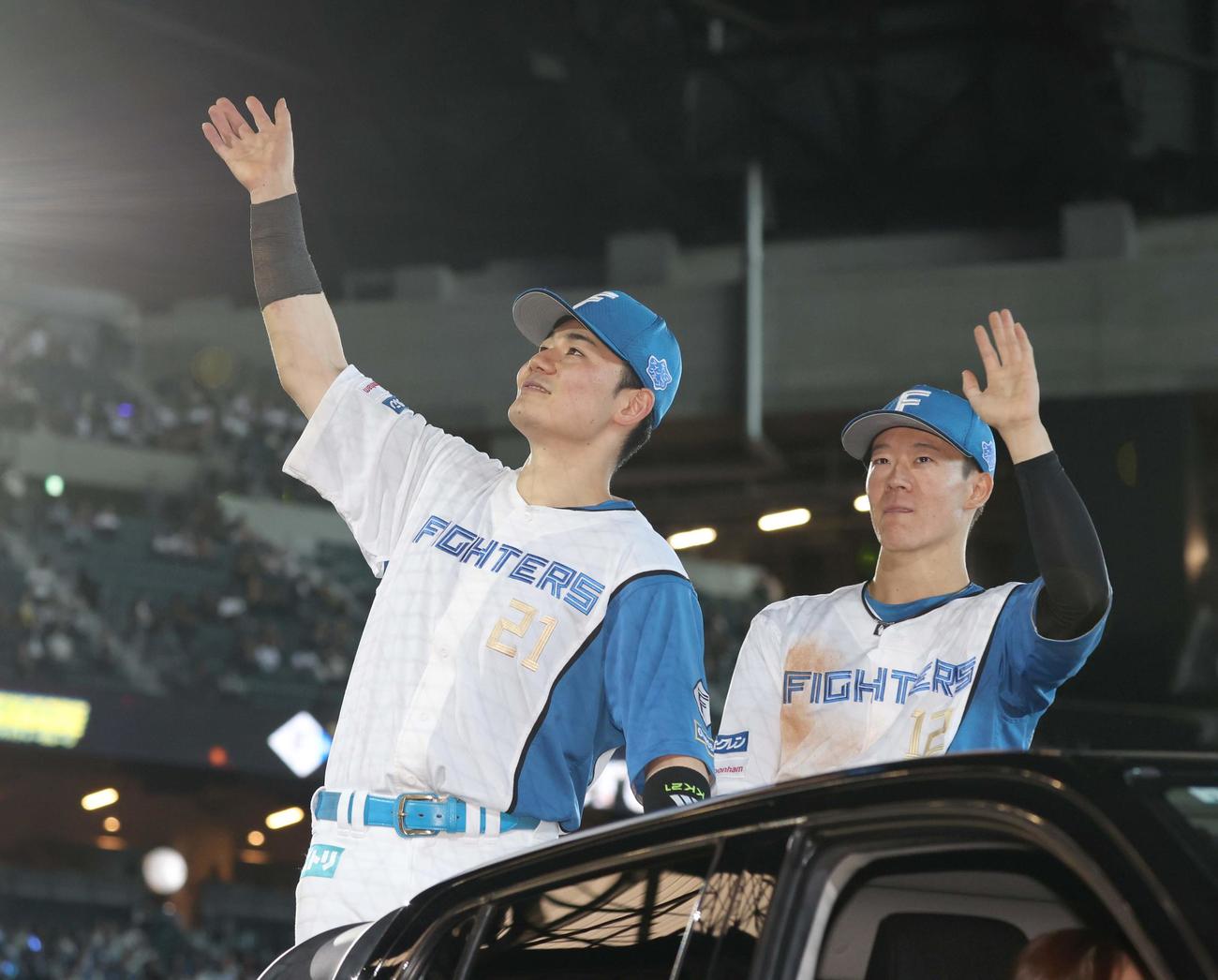 日本ハム対オリックス　試合後、スタンドに手を振る清宮幸（左）と矢沢（撮影・黒川智章）
