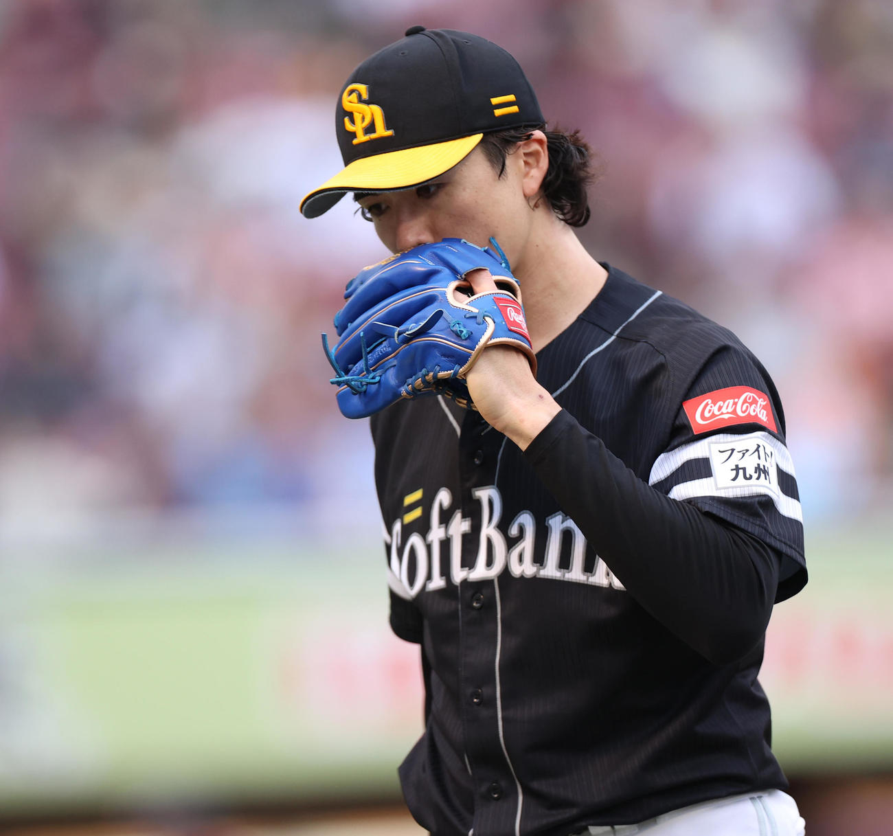 楽天対ソフトバンク　7回裏に投手交代を告げられベンチに引き揚げる上沢（撮影・水谷安孝）