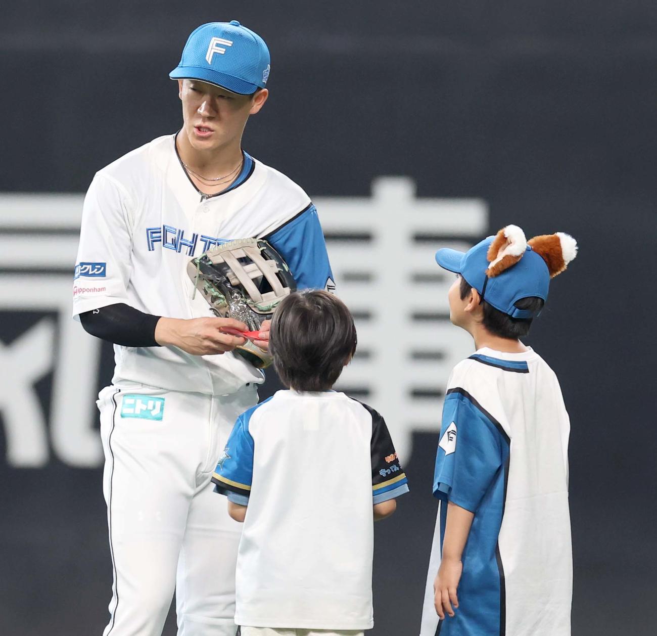 日本ハム対オリックス　試合前にイベント参加の子どもから手作りの「お守り」をもらう矢沢（撮影・黒川智章）