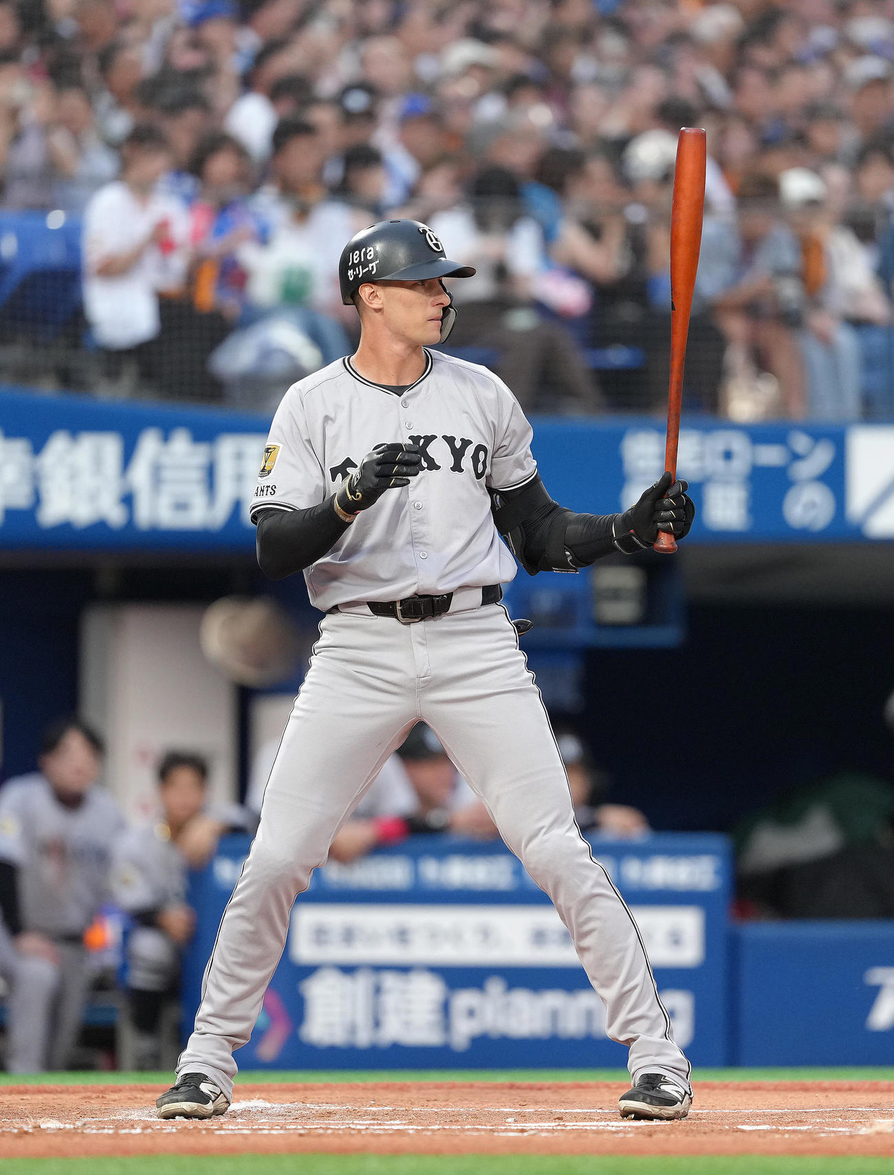 DeNA対巨人　1回表巨人1死、1死二塁、打席に立つフルプ（撮影・足立雅史）