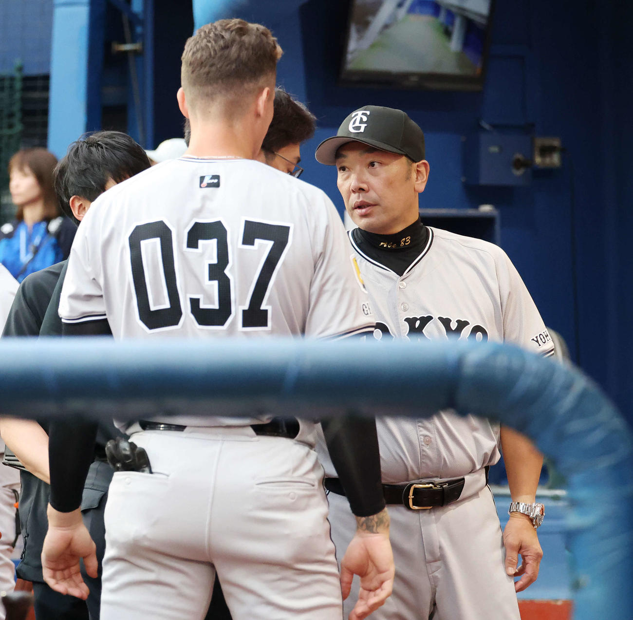 DeNA対巨人　試合前、巨人フルプ（手前）に声をかける阿部監督（撮影・宮地輝）
