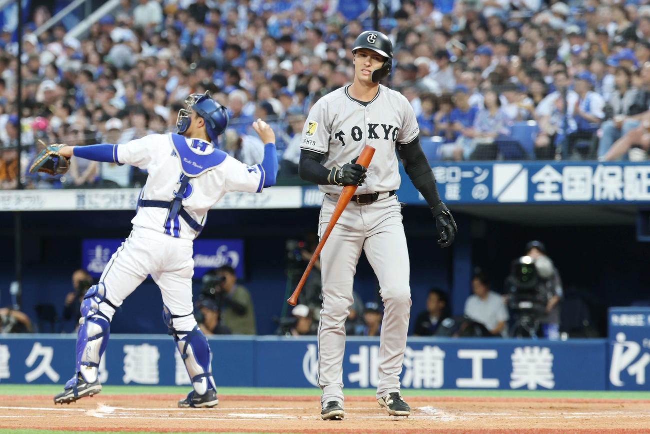 DeNA対巨人　1回表巨人1死一、二塁、空振り三振に倒れたフルプ（撮影・宮地輝）