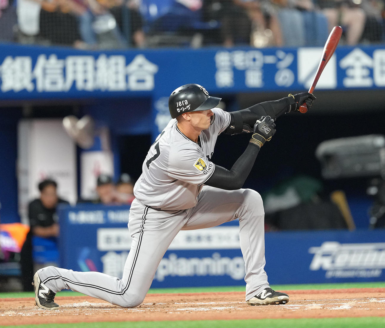 DeNA対巨人　3回表巨人2死一塁、フルプは遊ゴロに倒れる（撮影・足立雅史）