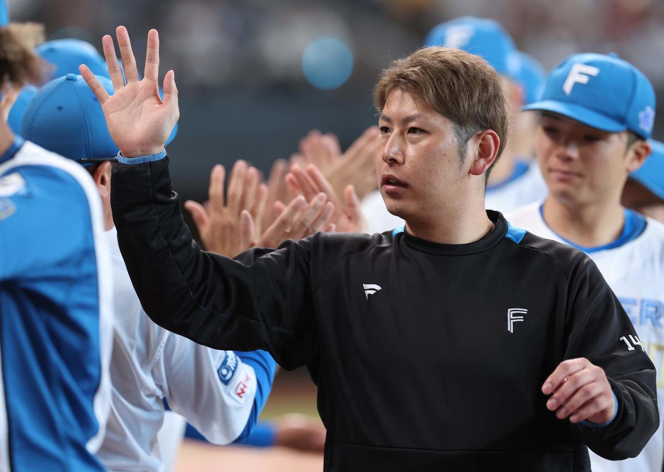 日本ハム対オリックス　試合後、ナインとハイタッチする加藤貴（撮影・黒川智章）