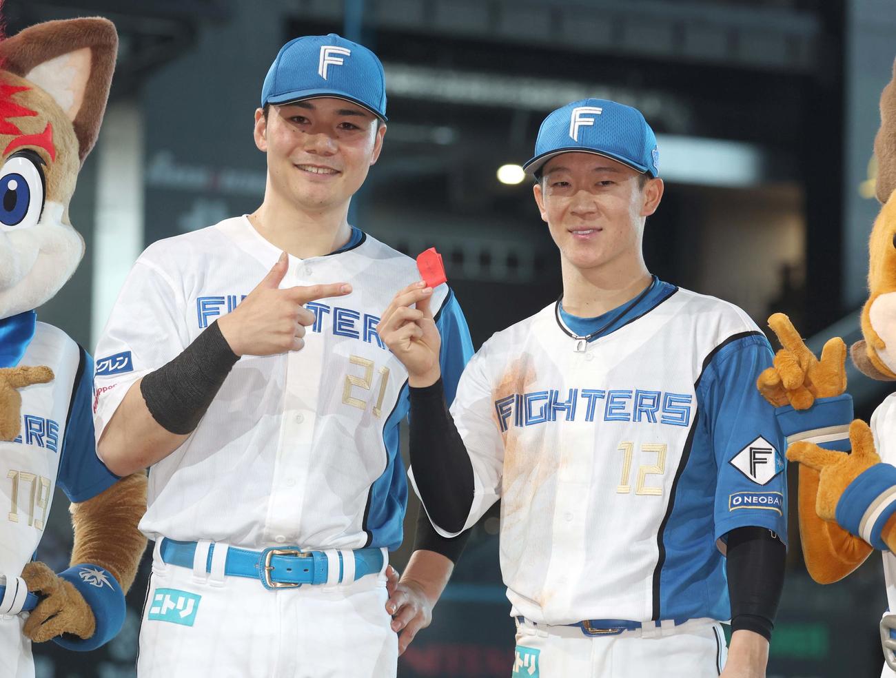日本ハム対オリックス　試合後、子どもからもらった「お守り」を手に笑顔の矢沢（右）と清宮幸（撮影・黒川智章）