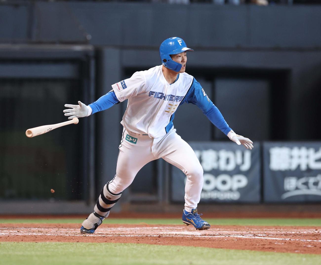 日本ハム対オリックス　2回裏日本ハム2死一、二塁、右前適時打を放つ石井（撮影・黒川智章）