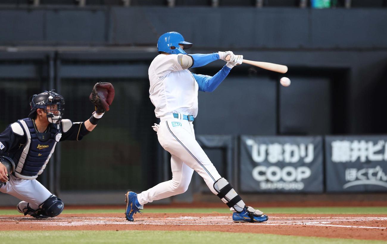 日本ハム対オリックス　1回裏日本ハム1死一、三塁、高めの球を二前に放つ石井（撮影・黒川智章）