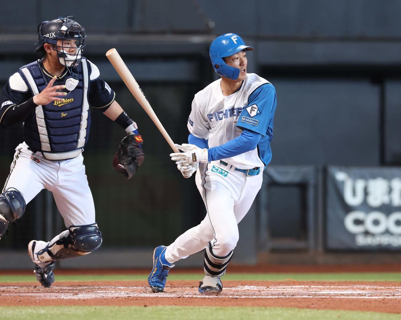 日本ハム対オリックス　1回裏日本ハム1死一、三塁、高めの球を二前に放つ石井（撮影・黒川智章）