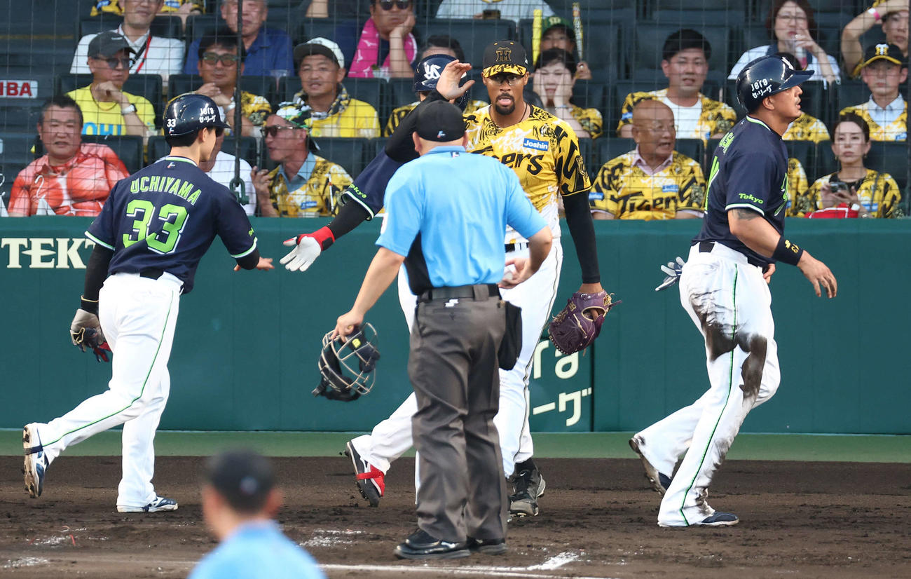 阪神対ヤクルト　4回表ヤクルト無死二三塁、太田賢吾に2点適時打を浴びたデュプランティエ（中央）は内山（左）とオスナ（右）の生還を許す（撮影・上田博志）
