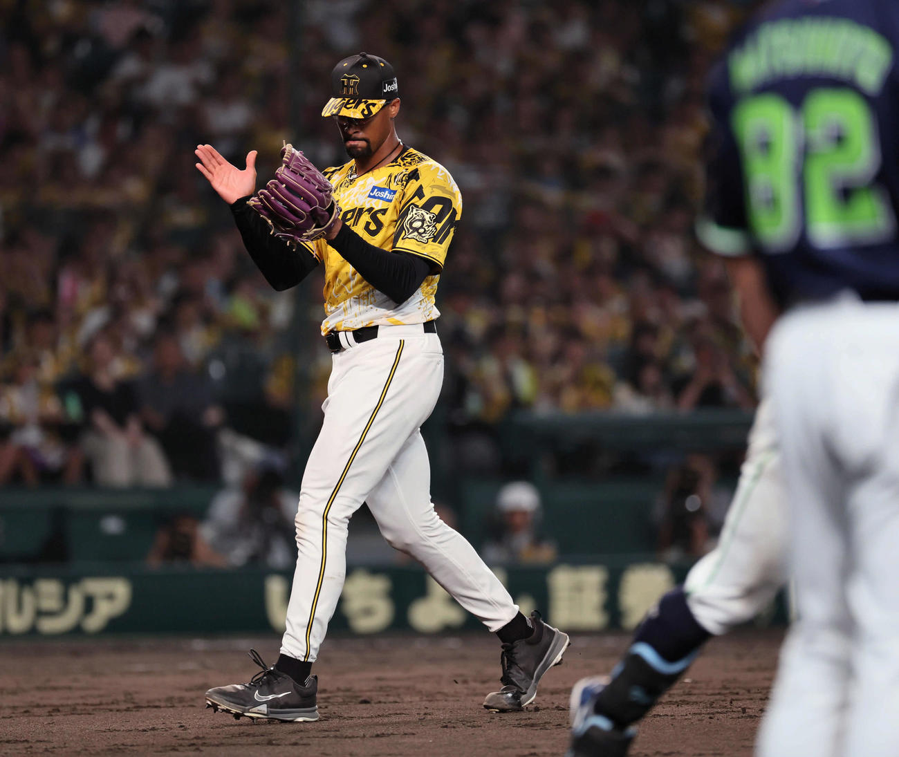 阪神対ヤクルト　7回表ヤクルト攻撃終了、、阪神先発のデュプランティエは7回を5安打2失点に抑え、手をたたいてベンチに戻る（撮影・宮崎幸一)