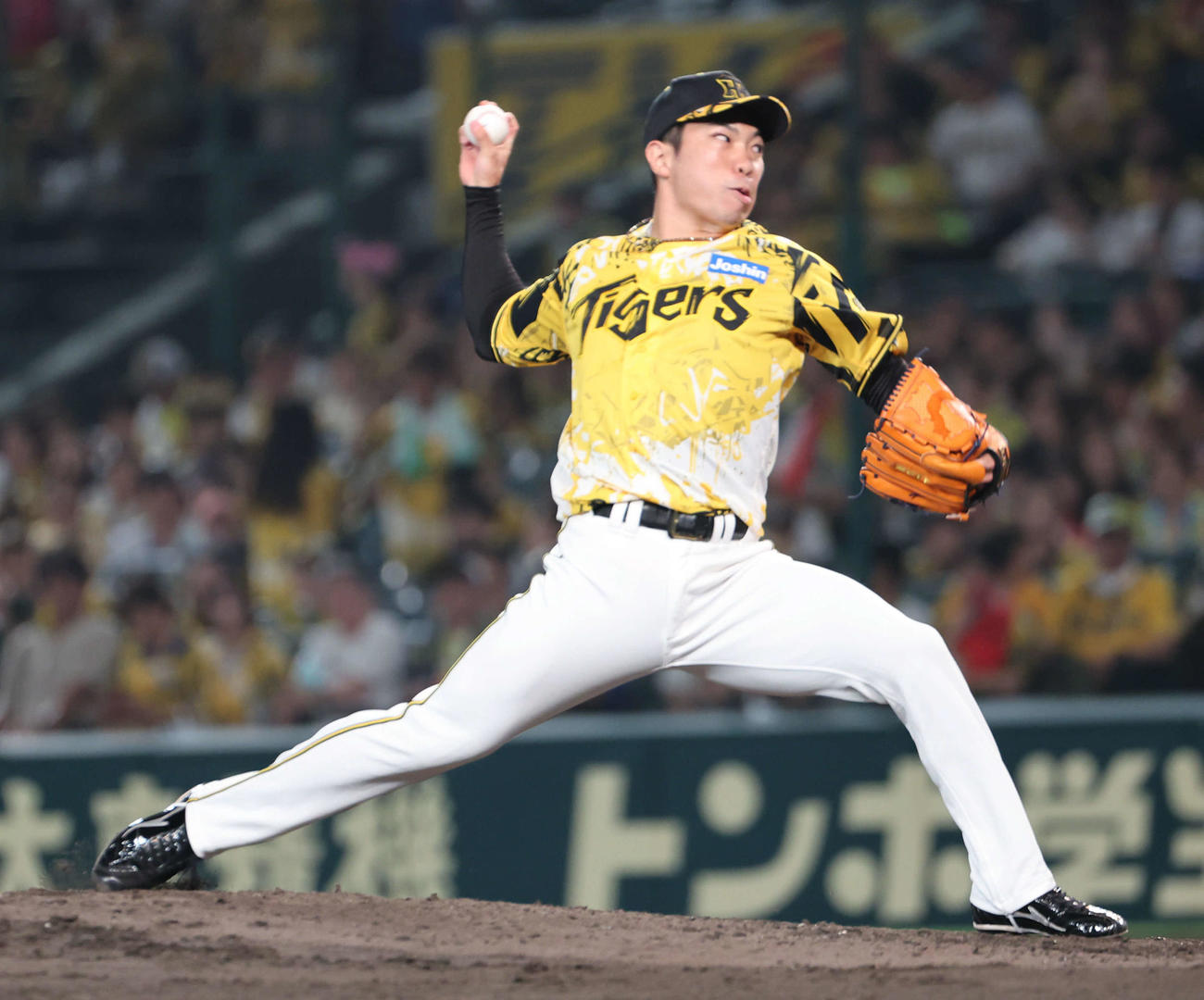 阪神対ヤクルト　阪神2番手の石井（撮影・西尾就之）
