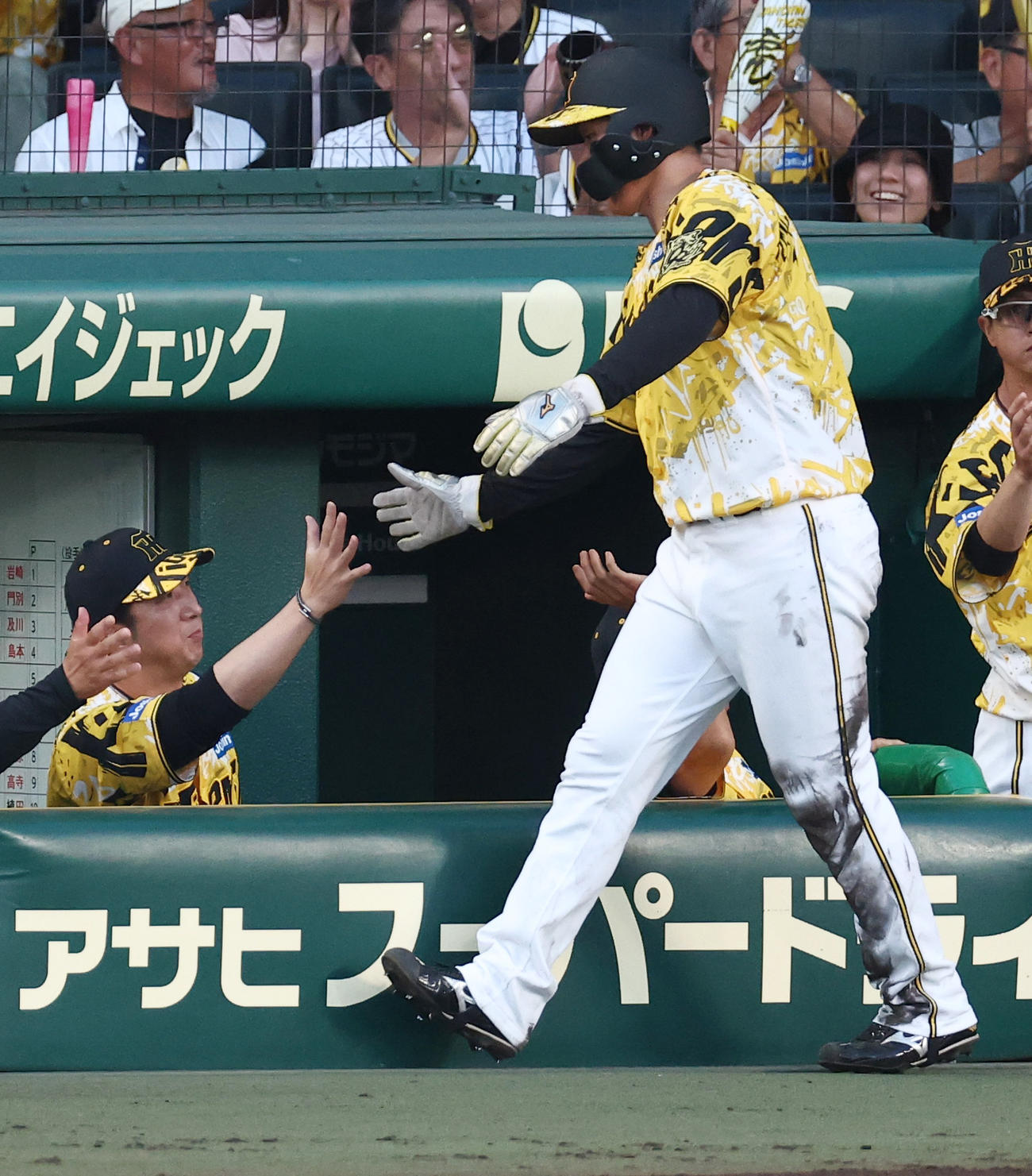 阪神対ヤクルト　4回裏阪神無死満塁、大山の同点2点適時打で生還した森下（右）をハイタッチで出迎える藤川監督（撮影・上田博志）