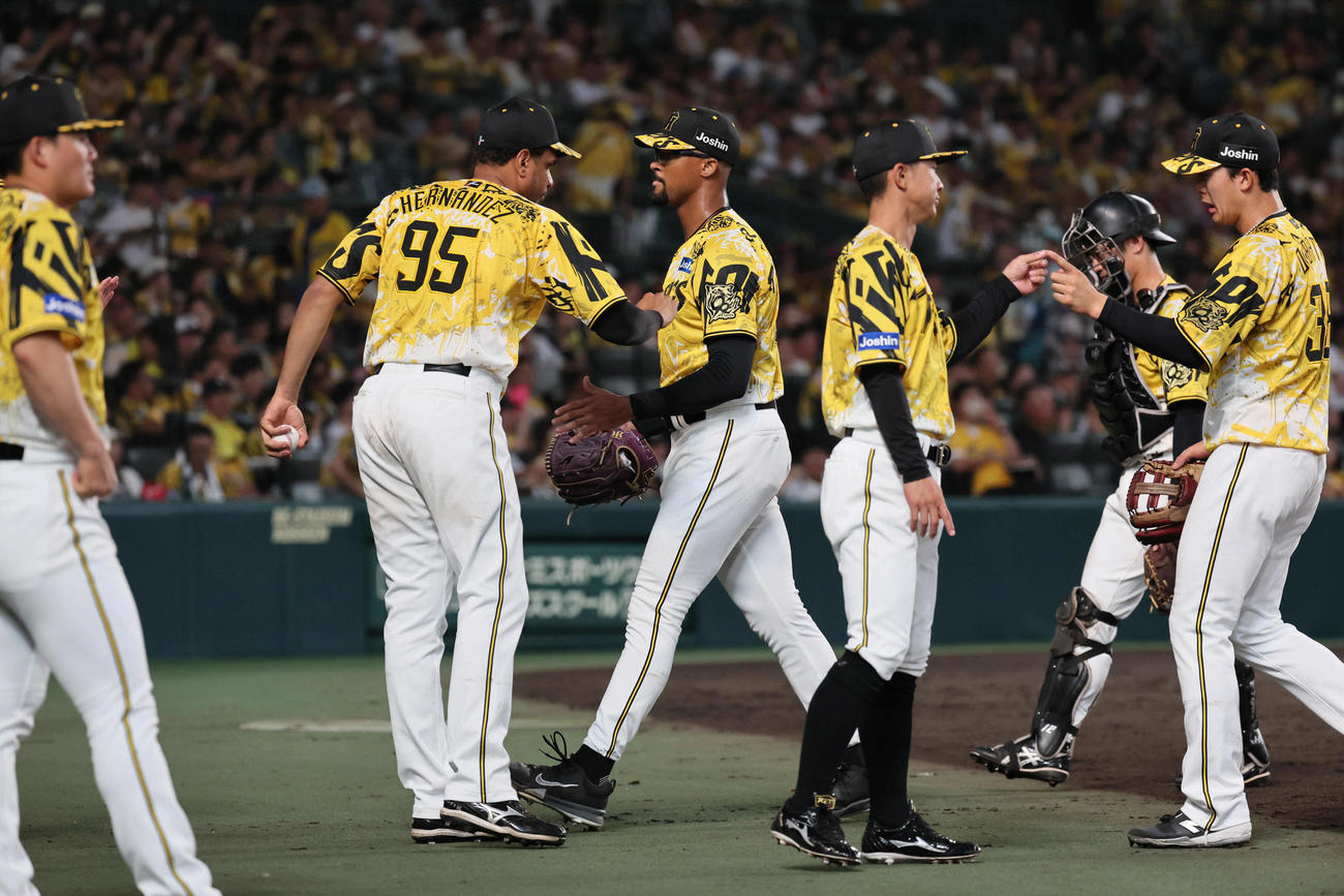 阪神対ヤクルト　5回表ヤクルト攻撃終了、デュプランティエ（中央）は無失点に抑えてナインに迎えられる、（撮影・宮崎幸一)
