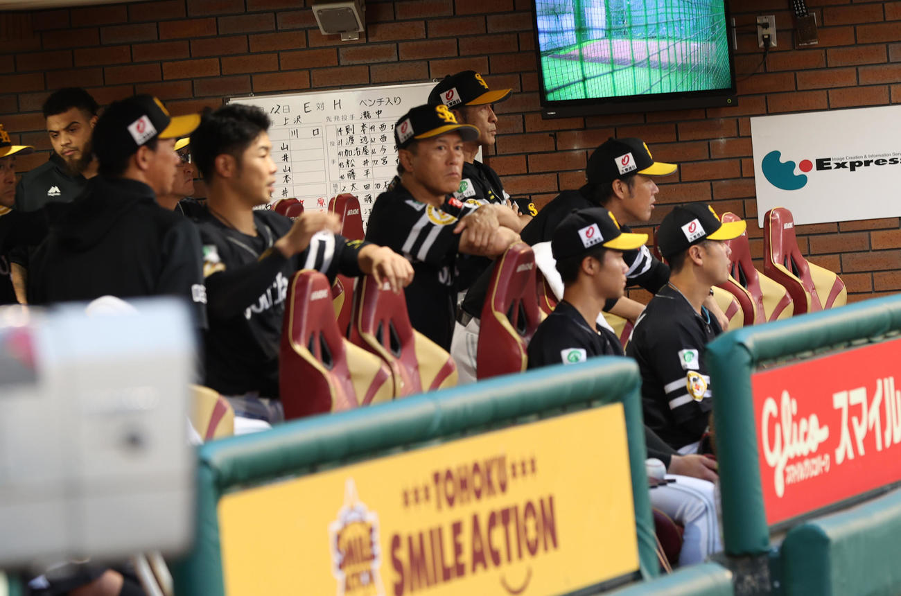 楽天対ソフトバンク　9回表敗戦ムードの漂うソフトバンクベンチ（撮影・水谷安孝）