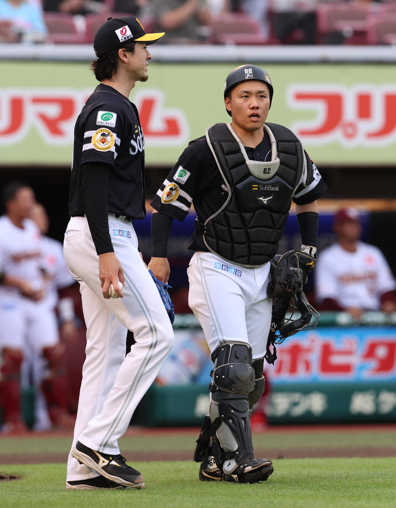楽天対ソフトバンク　3回裏楽天1死三塁、黒川に中前適時打を浴び渋い表情の上沢（左）と海野（撮影・水谷安孝）