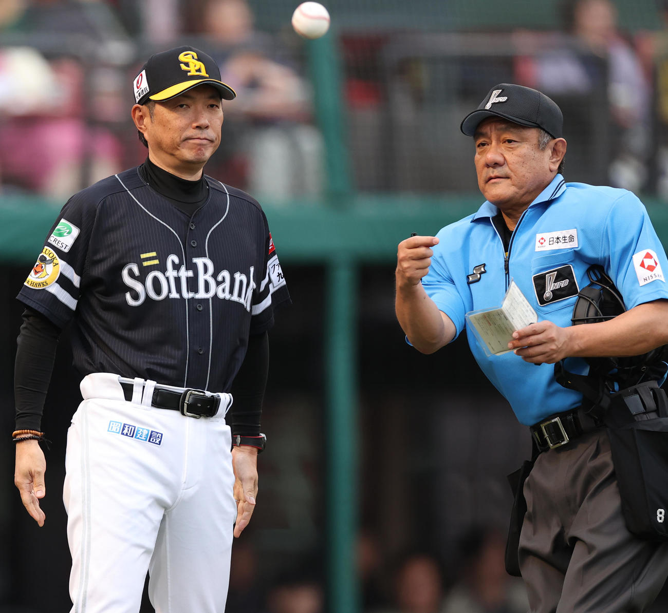 楽天対ソフトバンク　7回裏に投手交代を告げるソフトバンク小久保監督（撮影・水谷安孝）