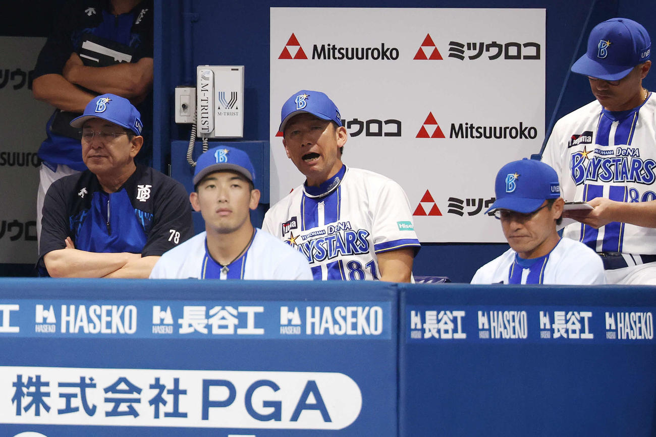 DeNA対巨人　ベンチから声を出すDeNA三浦監督（中央）（撮影・宮地輝）