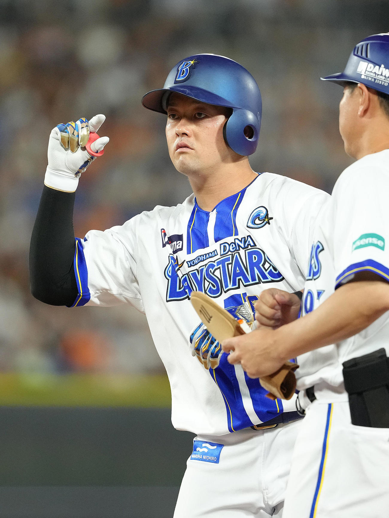 DeNA対巨人　5回裏DeNA無死、牧は左前打を放ちポーズを決める（撮影・足立雅史）