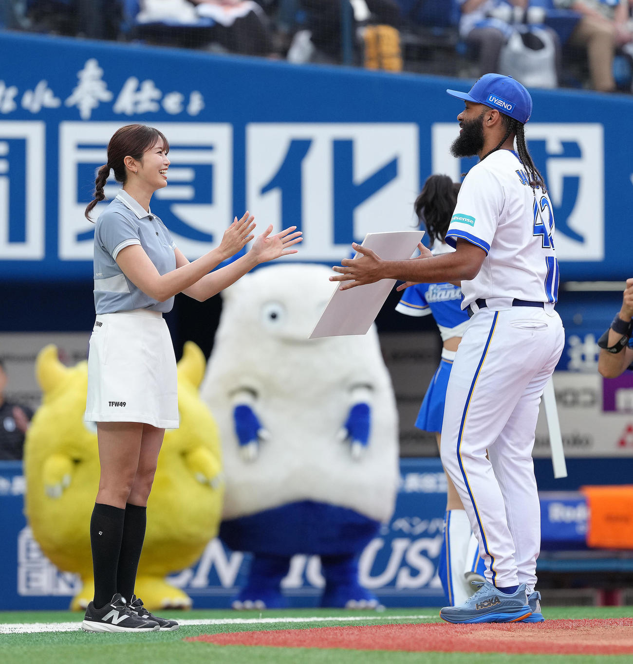 DeNA対巨人　試合前、表彰式でDeNAジャクソン（左）にボードを渡す稲村亜美（撮影・足立雅史）