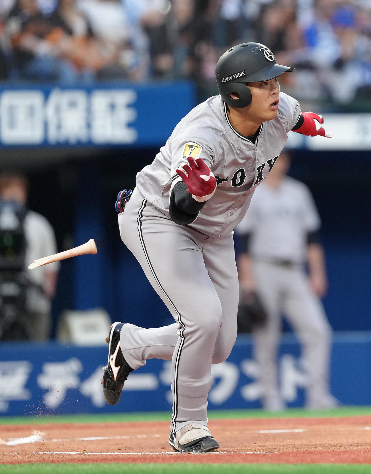DeNA対巨人　1回表巨人1死一塁、荒巻はバットを折りながら右前打を放つ（撮影・足立雅史）