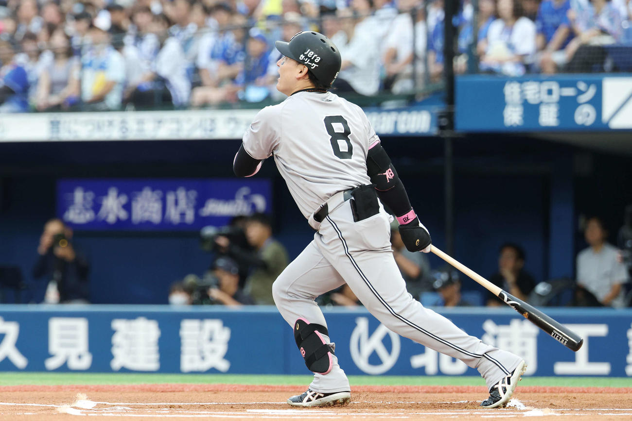 DeNA対巨人　1回表巨人無死、右三塁打を放つ丸（撮影・宮地輝）